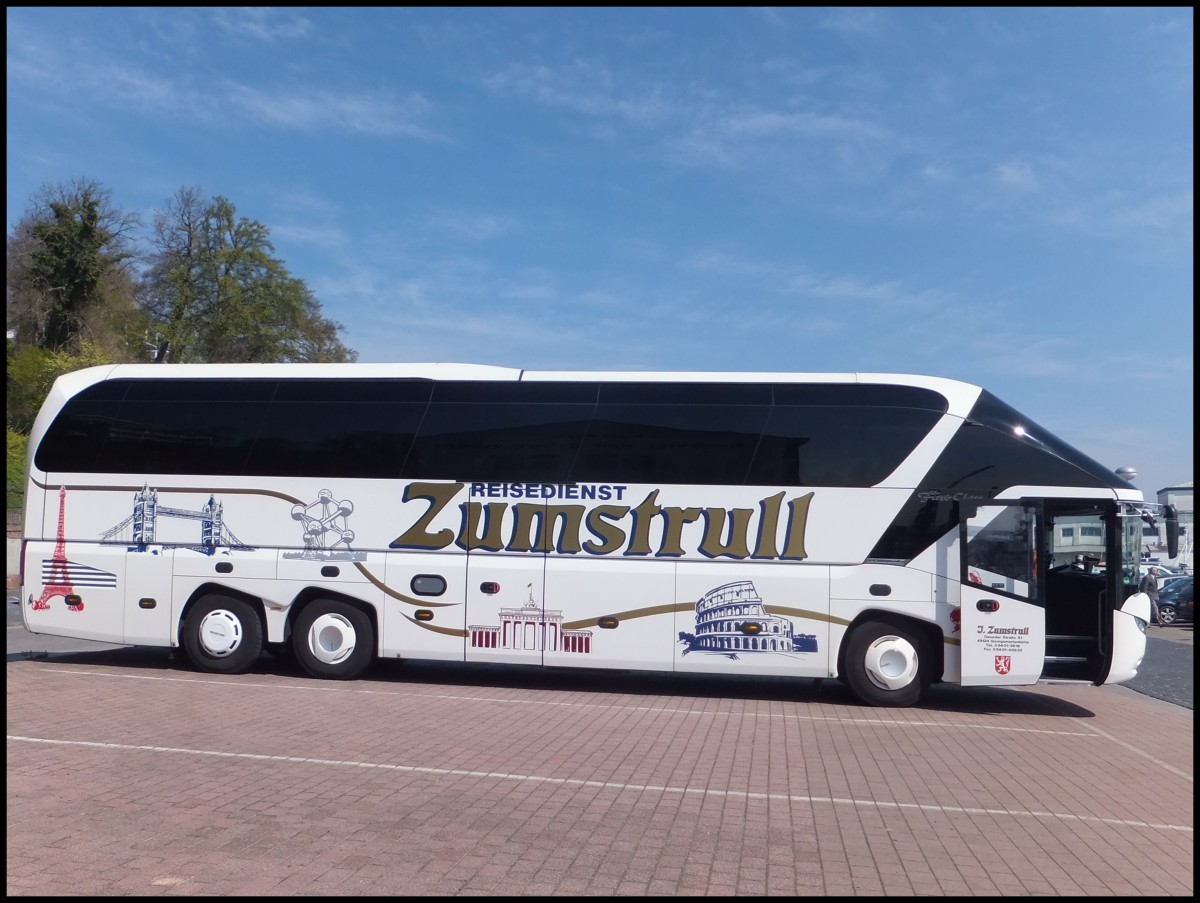 Neoplan Starliner vom Reisedienst Zumstrull aus Deutschland im Stadthafen Sassnitz.