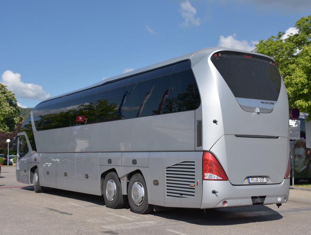 Neoplan Starliner von Rottmayer Reisen aus der BRD in Krems.