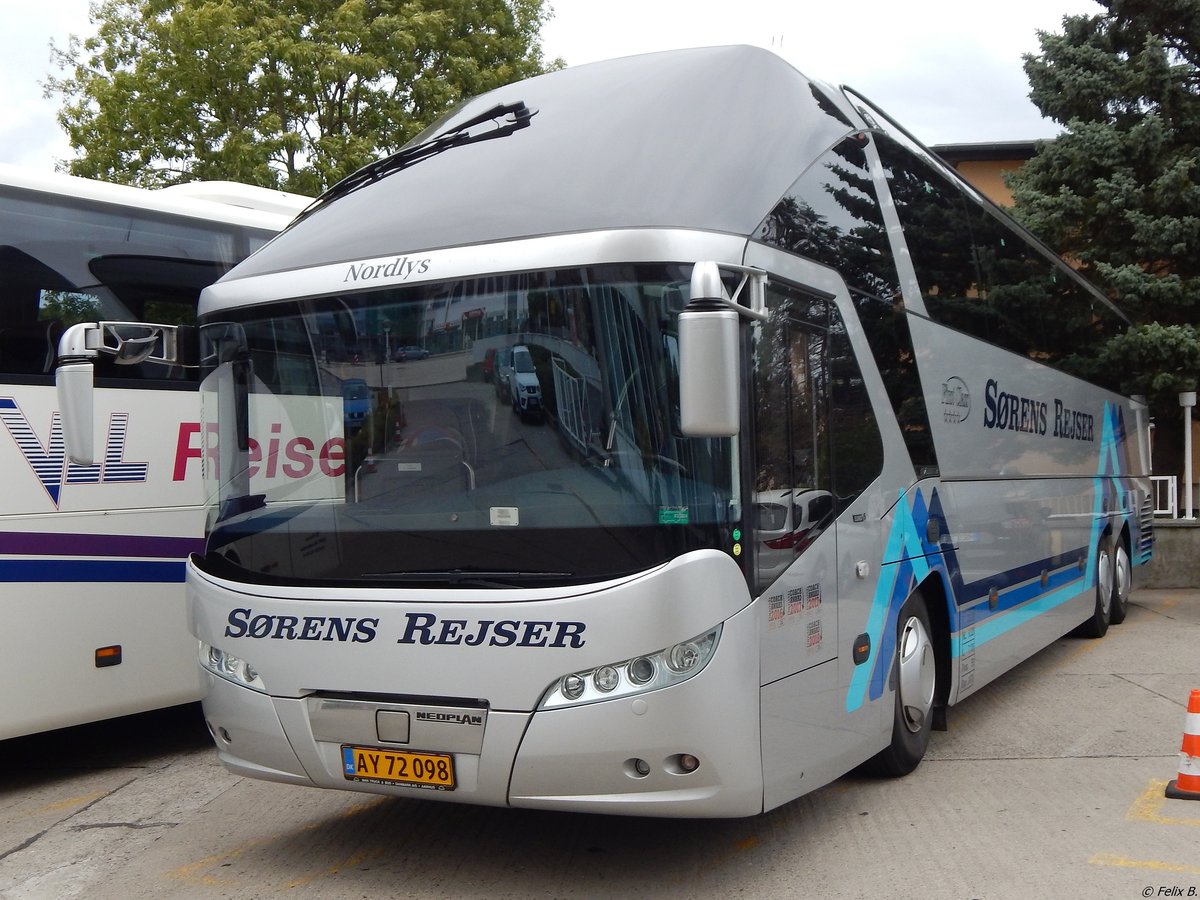 Neoplan Starliner von Sørens Rejser aus Dänemark in Sassnitz. 