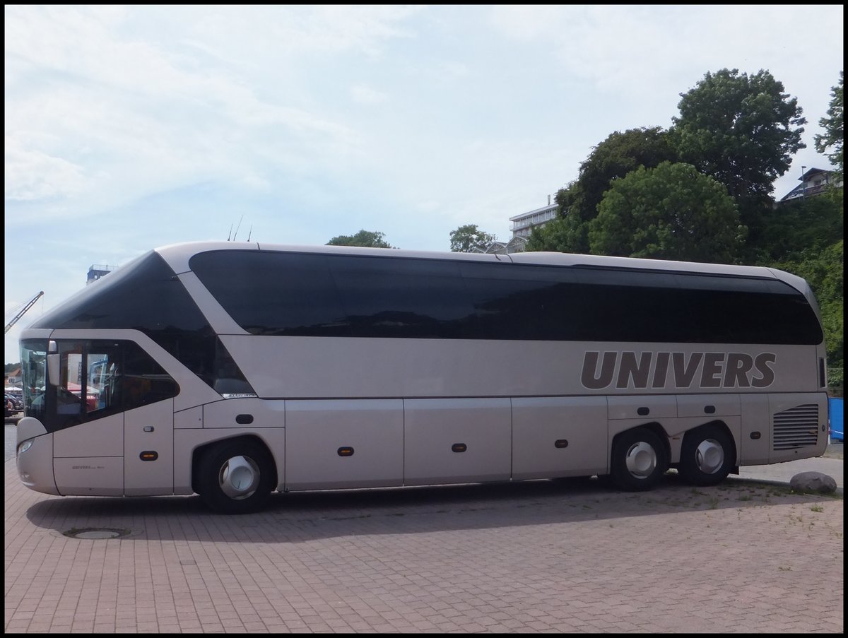 Neoplan Starliner von Univers aus Deutschland im Stadthafen Sassnitz.