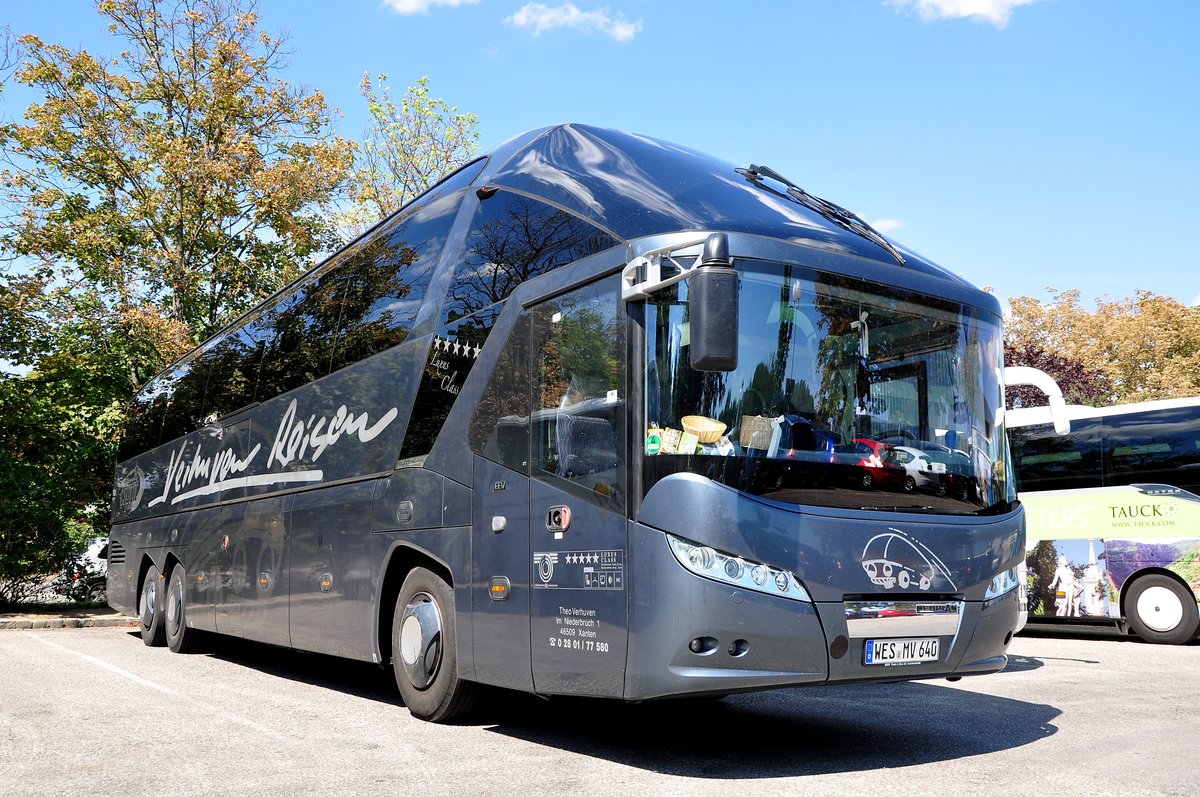 Neoplan Starliner von Verhuven Reisen aus der BRD in Krems gesehen.