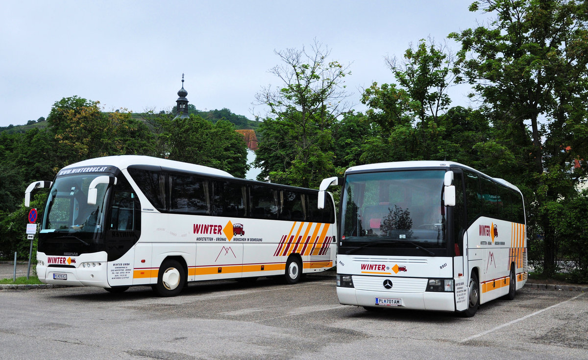 Neoplan Tourliner und ein Mercedes O 404 von Winter Reisen aus sterreich in Krems gesehen.