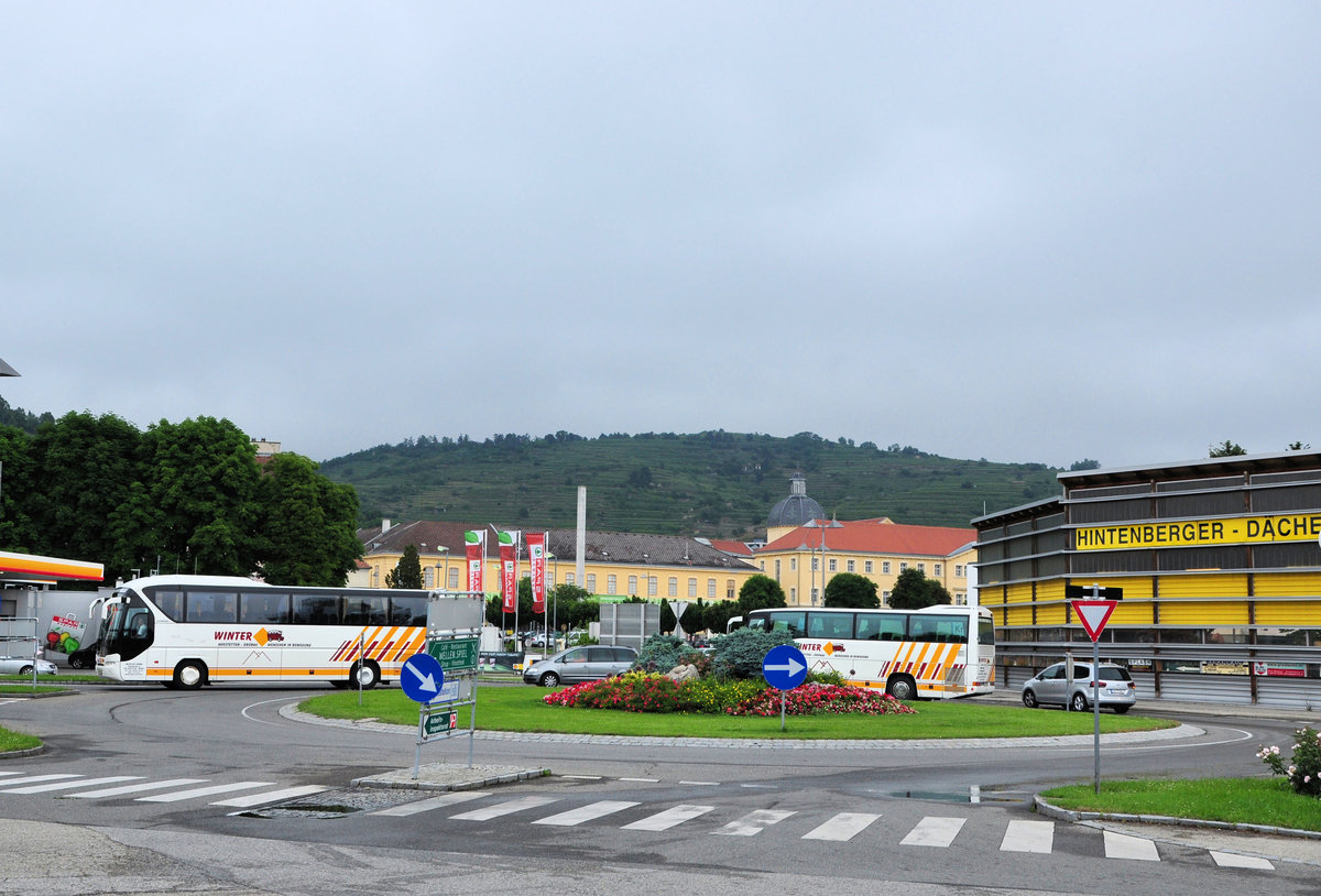 Neoplan Tourliner und ein Mercedes O 404 von Winter Reisen aus sterreich in Krems unterwegs.