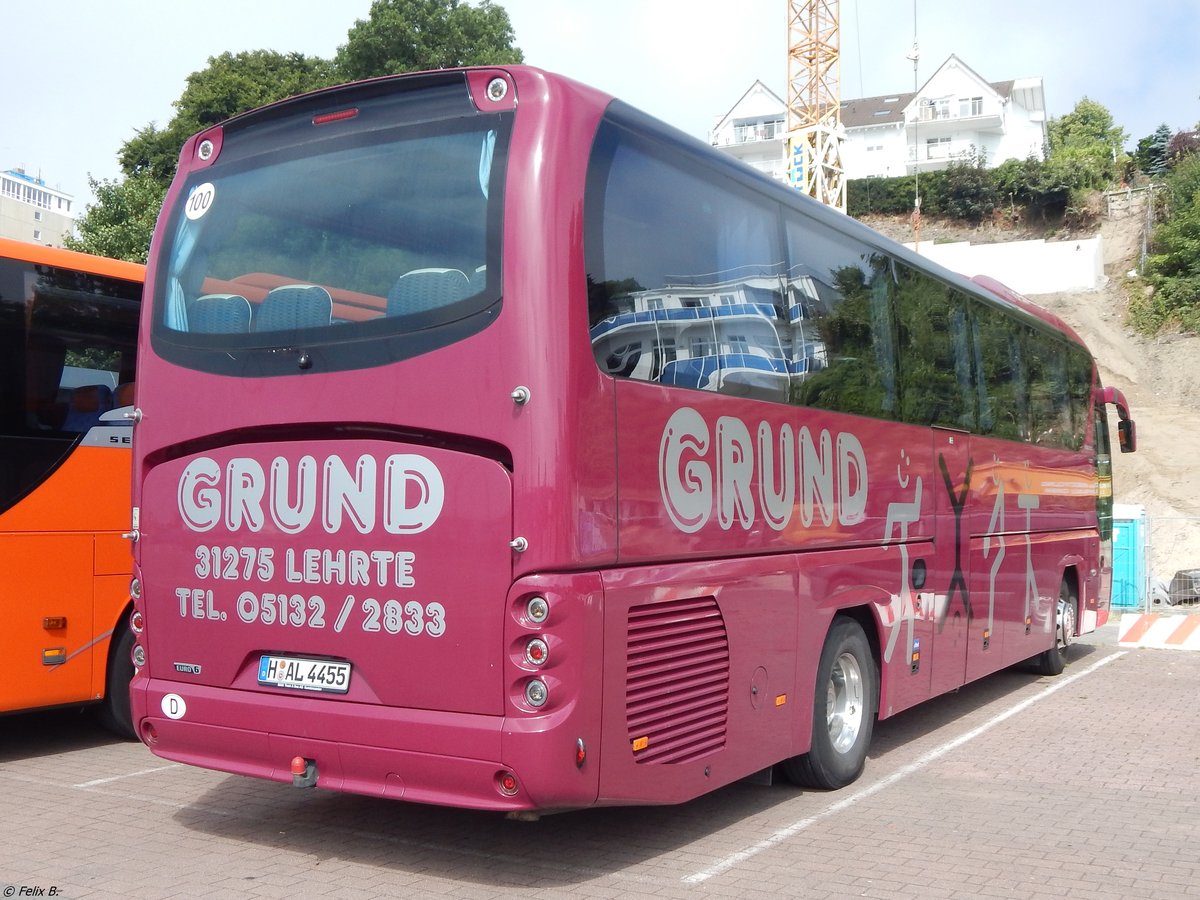 Neoplan Tourliner von Grund aus Deutschland im Stadthafen Sassnitz.