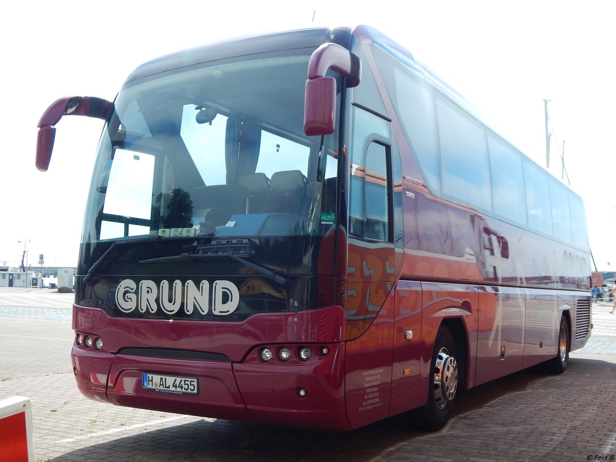 Neoplan Tourliner von Grund aus Deutschland im Stadthafen Sassnitz.