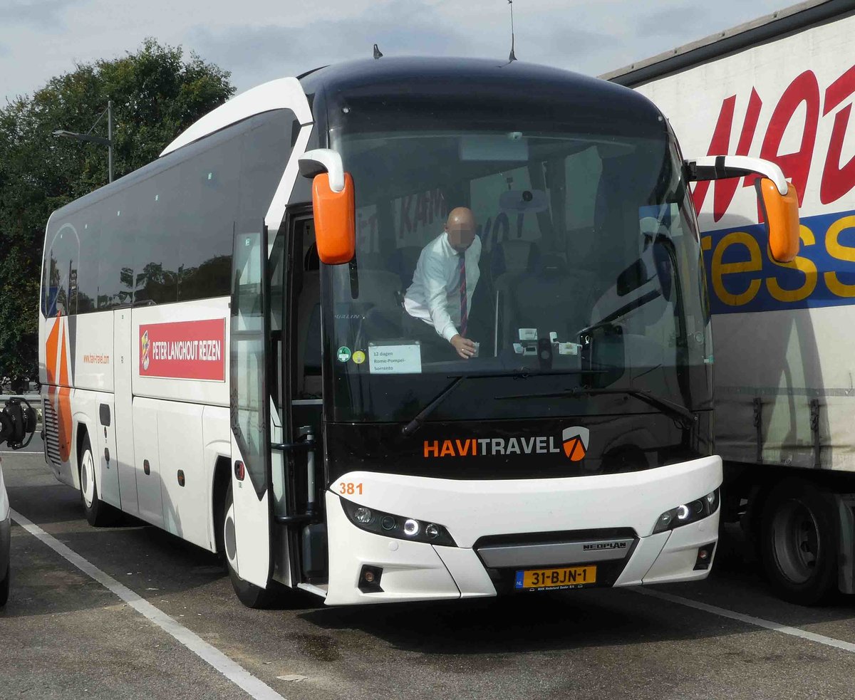 Neoplan Tourliner von HAVITRAVEL steht auf einem Rastplatz an der A 5, 09-2018