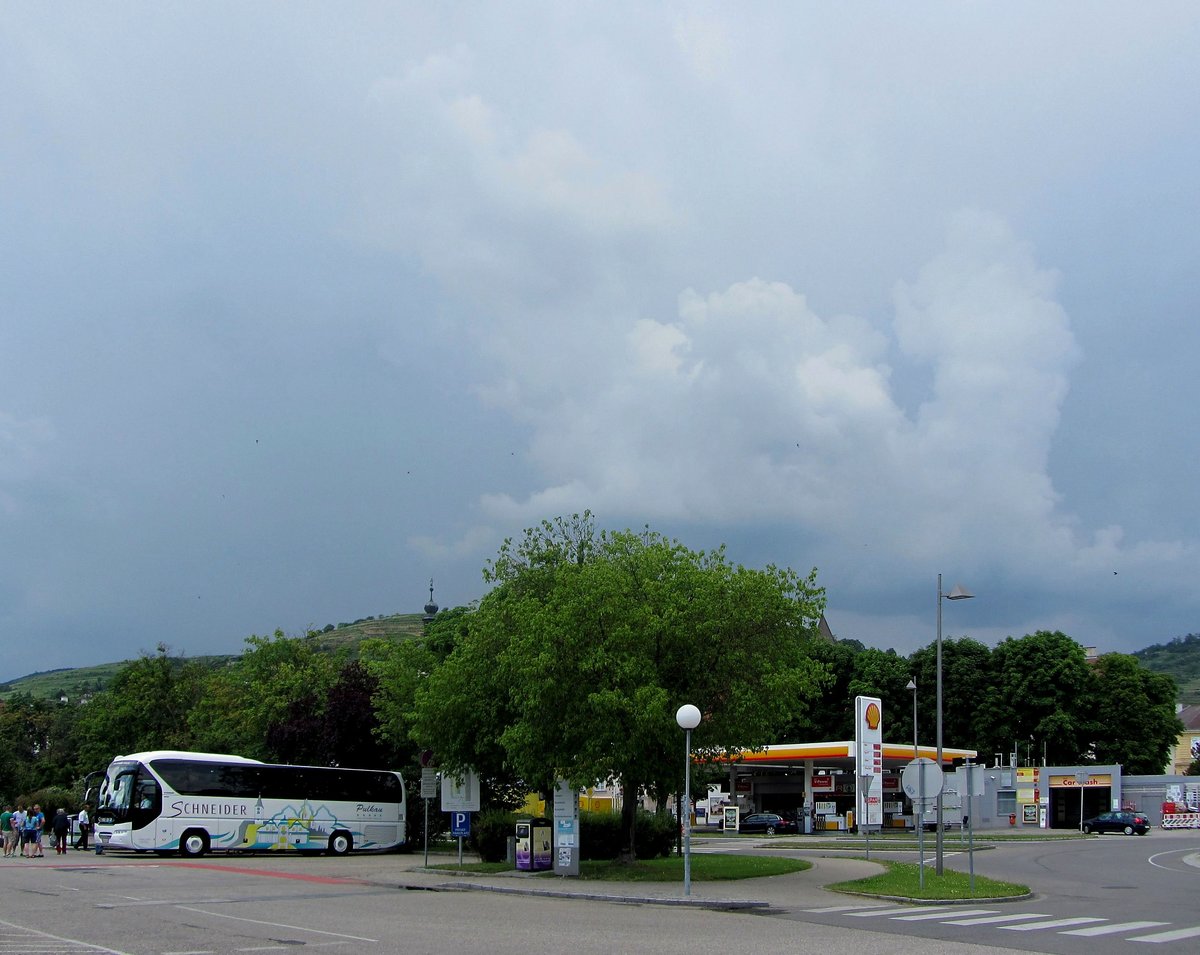 Neoplan Tourliner von Schneider Reisen aus Niedersterreich in Krems gesehen.