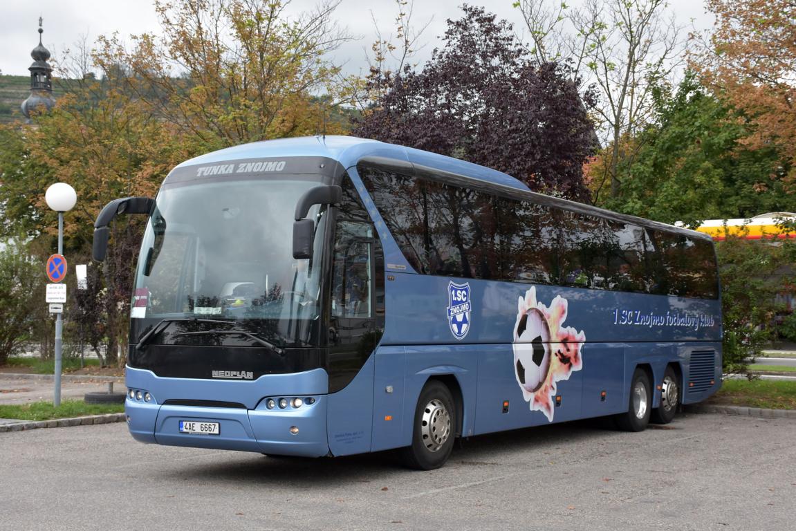 Neoplan Tourliner von Tunka Reisen aus der CZ 2017 in Krems.