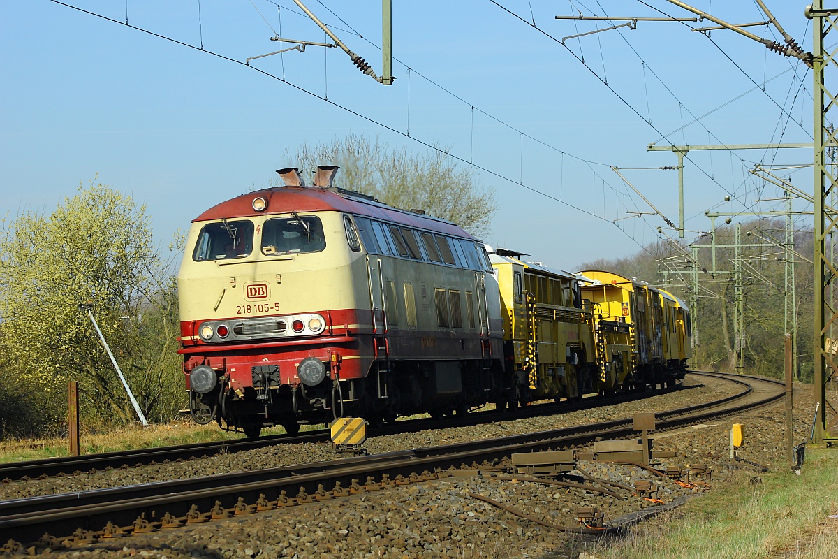 NeSa 218 105-5 mit Bauzug in Schleswig am 28.03.2017 II