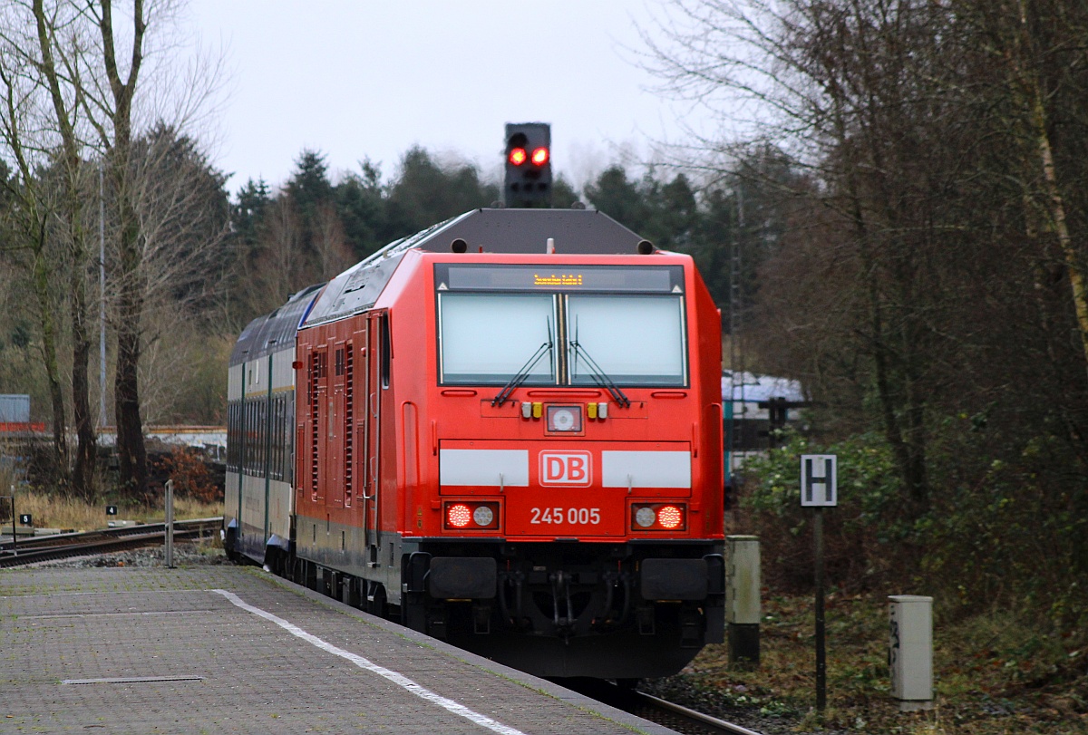 Neu im Norden aus Kempten angekommen und gleich im EInsatz, die 245 005-4, REV/FKR X/21.08.14, Verl/MMF/19.08.2021, Verl/MMF/18.08.2022 schiebt hier den RE 6 Richtung Süden. Husum 18.12.2021