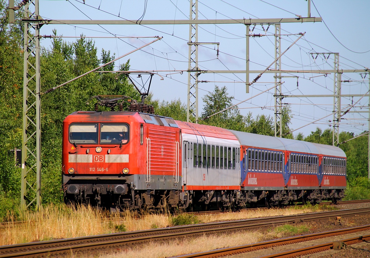 Neu-Rostockerin DB 112 146-6 mit dem RE 18998(FLensburg-Osnabrück, 3 BTE Bom024 plus ÖBB Liegewagen Bcmz)hier festgehalten in Jübek. 14.06.2014