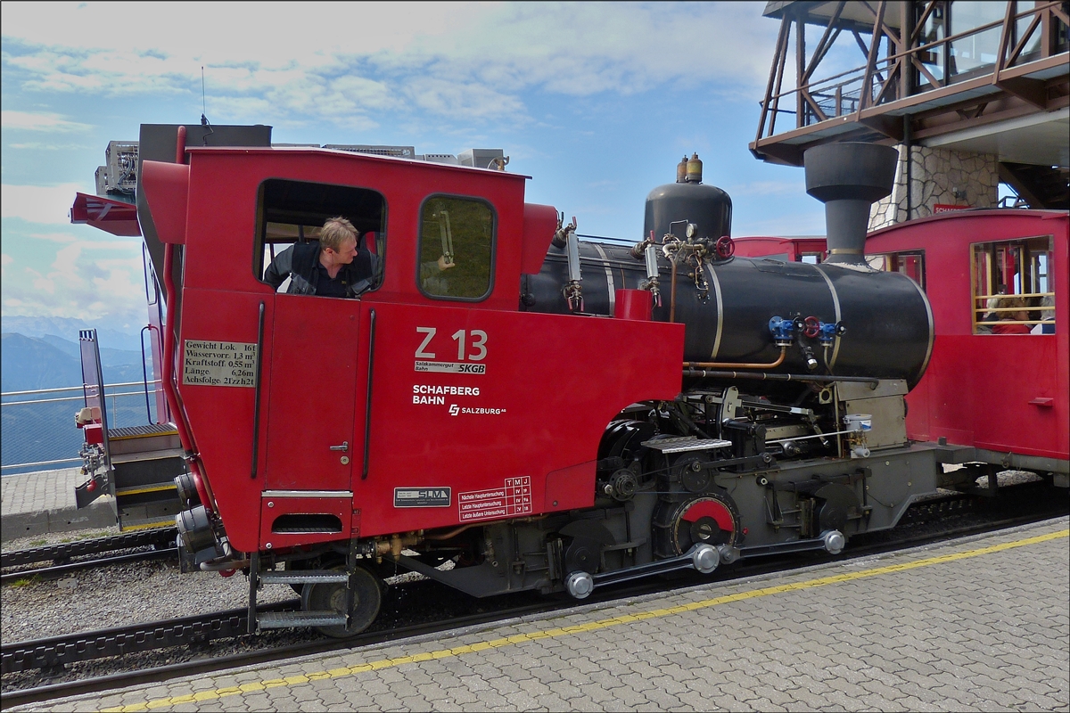 Neubaudampflok Z13 Daten:
Bj 1995 bei SLM in Winterthur; 
Achsfolge 21’zz; 
Baunr: 999203; 
Zahnradsystem ABT; 
Spurweite 1000 mm; 
L.ü.P 6260 mm; 
Fahrzueg Höhe 3230 mm, 
         Breite 2200mm; 
Brutto Gewicht 16270 kg; 
Vmax 12 km/H;  
Ölfeuerung von Sonvico,
Betriebdruck im Kessel 16 bar. 
Aufgenommen an der Bergstation des Schafberg am 19.09.2018. (Hans) 