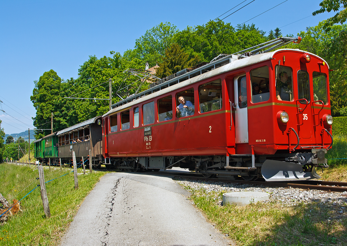 
Neubearbeitet und in 1200px.....
.Der ex RhB Triebwagen ABe 4/4 I No. 35 der Museumsbahn Blonay–Chamby, fährt am 27.05.2012 von Blonay, mit 3 angehängten Wagen (die Originalität etwas trüben) hinauf nach Chamby, hier bei Chaulin.

Der Triebwagen wurde 1908 Ursprünglich als BCe 4/4 10 von SIG / Alioth für die Berninabahn gebaut, 1943 übernahm die Rhätischen Bahn (RhB) die Berninabahn und ließ ihn 1949 in den heutigen ABe 4/4I No. 35 umbauen. Der Triebwagen hat eine Höchstgeschwindigkeit von 55 km/h und Dauerleistung 395 kW.