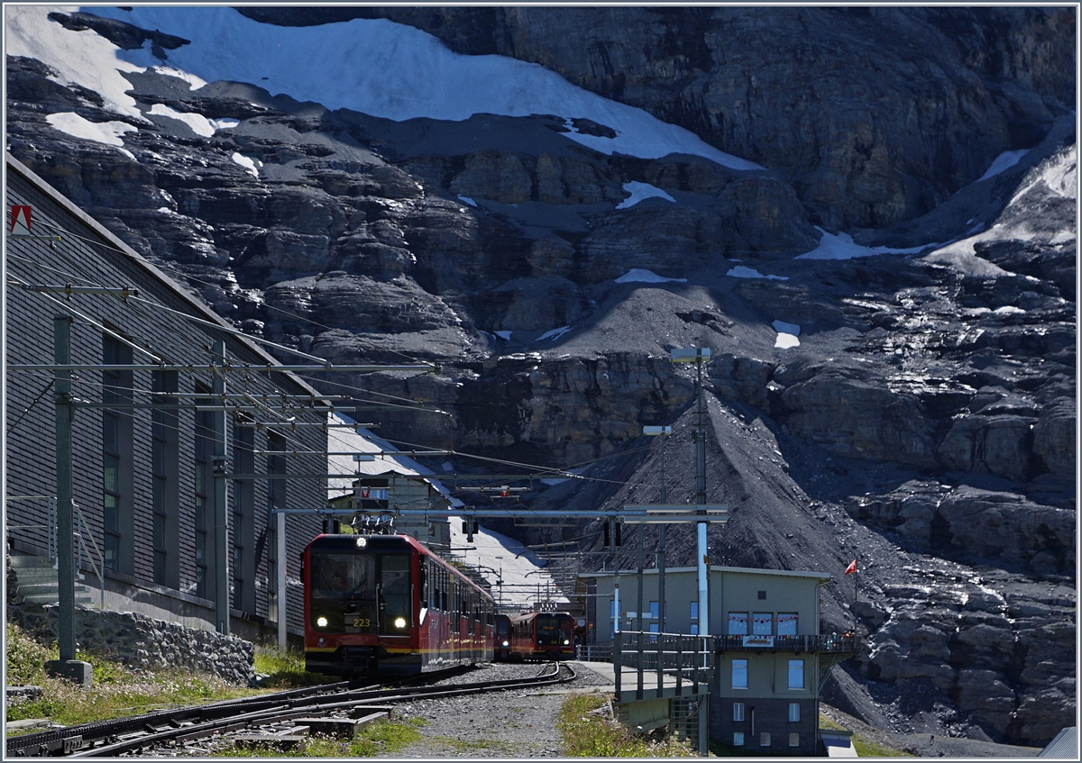 Neue, bergwärts und talwärts fahrende Jungfraubahn Bhe 4/8 kreuzen sich in der Station Eigergletscher. Ab hier, bis zum Jungfraujoch verläuft die Strecke im Tunnel.
8 August 2016.