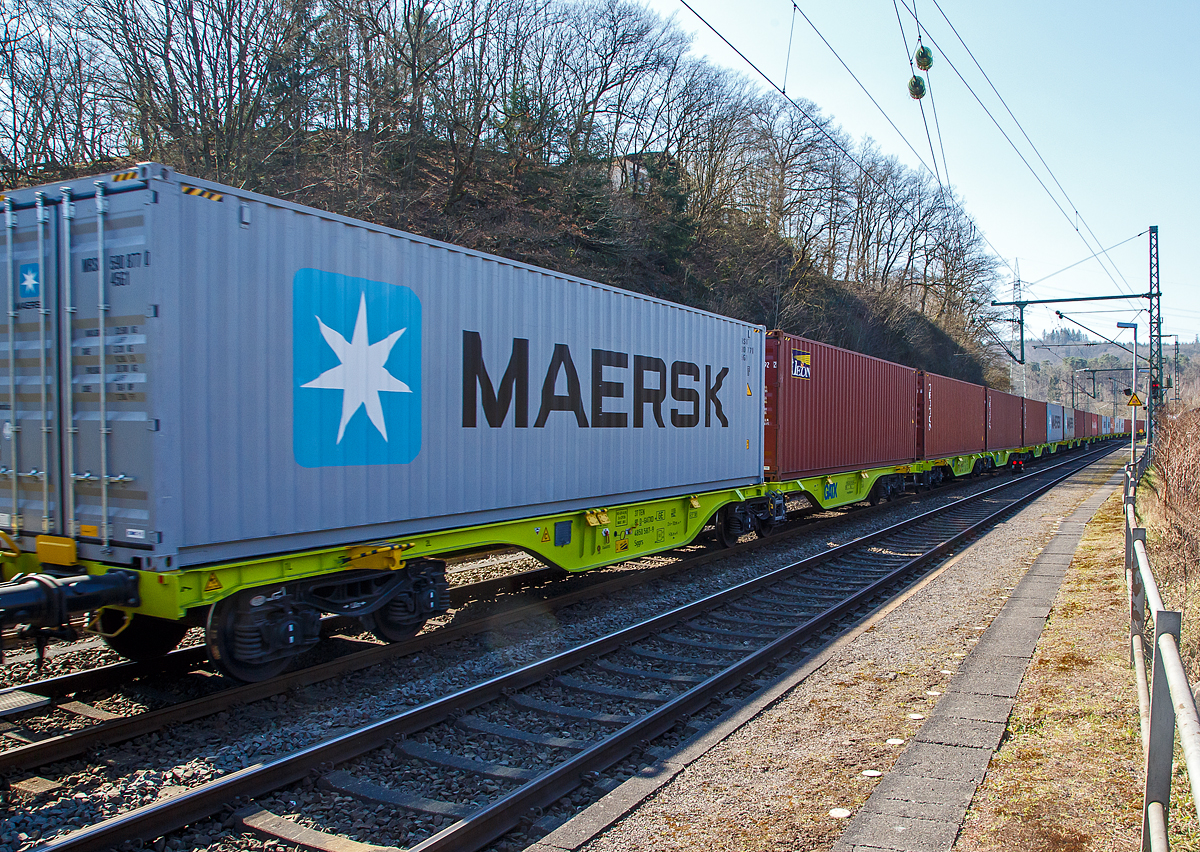 Neue sechsachsige Gelenk-Drehgestell Containertragwageneinheiten 80´ am 22.03.2022 im Zugverband bei der Zugdurchfahrt in Scheuerfeld (Sieg), hier im Vordergrund der Wagen 37 80 4580 587-9 D-GATXD der Gattung Sggrs (GATX type 9480A), der GATX Rail Germany GmbH.

TECHNISCHE DATEN:
Spurweite: 1.435 mm
Länge über Puffer: 26.390 mm
Ladelänge: 2 x 12.220 mm
Eigengewicht: 25.500 kg
Max. Zuladung: 109,5 t (ab Streckenklasse D)
Max. Zuladung bei Lastgrenze SS: 92,5 t (ab Streckenklasse C)
Max. Geschwindigkeit: 100 km/h (beladen) / 120 km/h (leer)
Intern. Verwendungsfähigkeit: TEN-GE