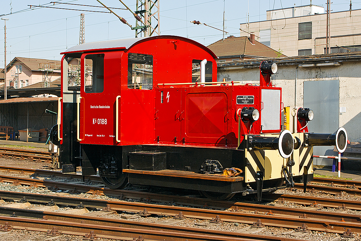 
Neue Version (1.200 Pixel)  
Die Kö 0188 (ex DB 311 188) am 23.04.2011 im Südwestfälische Eisenbahnmuseum in Siegen. 

Die Lok wurde 1935 bei der Maschinenfabrik Esslingen mit der Fabriknummer 4290 gebaut.