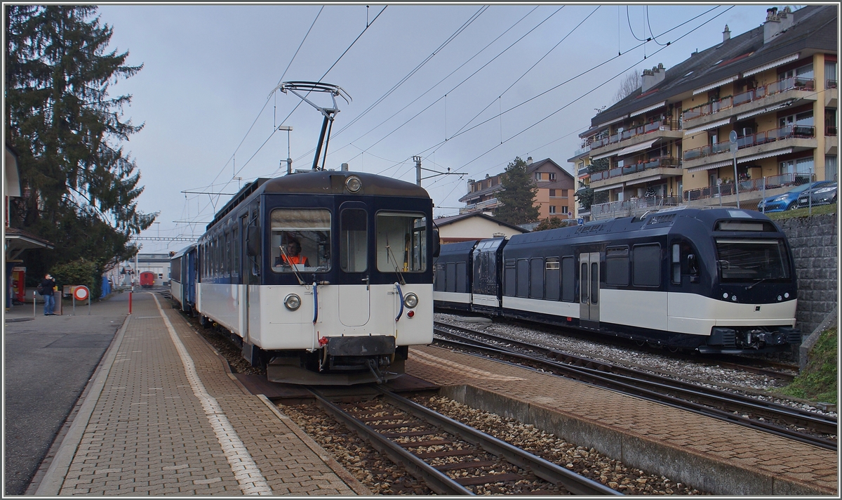 Neue Zge und neue Farben bei der MOB, bzw.  GoldenPass  in Chernex: Das 
Bipperlisi Be 4/4 1007 beim Manver und auf einem Abstellgleis wartet ein neuer SURF (Srie Unifie Romande pour Rseau Ferr mtrique) ABeh 2/6 auf seine Anschriften und Inbetriebnahme.
8. Dez. 2015