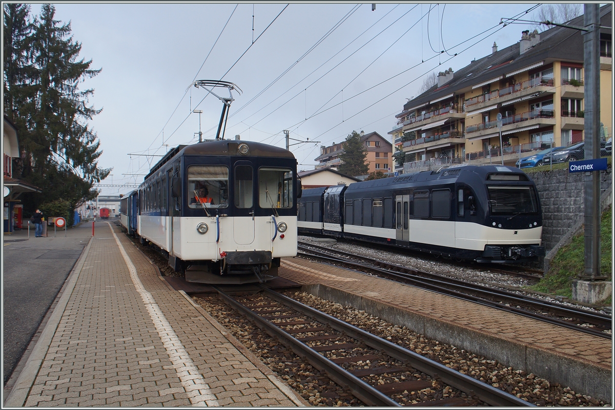 Neue Züge und neue Farben bei der MOB, bzw.  GoldenPass  in Chernex: Das 
Bipperlisi Be 4/4 1007 beim Manöver und auf einem Abstellgleis wartet ein neuer ABeh 2/6 auf seine Anschriften und Inbetriebnahme.
8. Dez. 2015