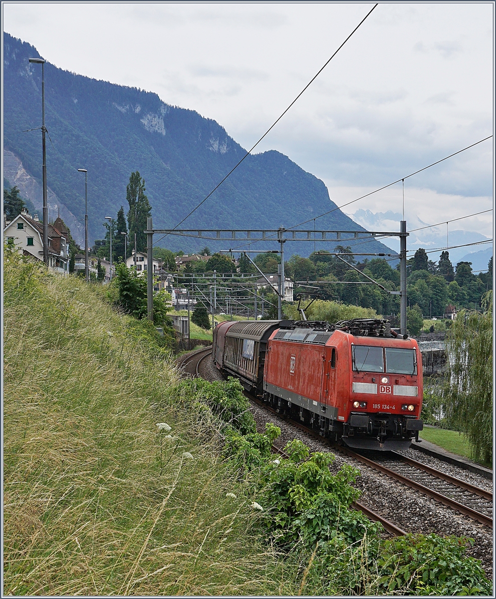 Neuerdings befördert eine DB 185 den Novelis-Güterzug, hier die DB 185 134-4 kurz nach Villeneuve auf der Fahrt nach Göttingen.

15. Juli 2020