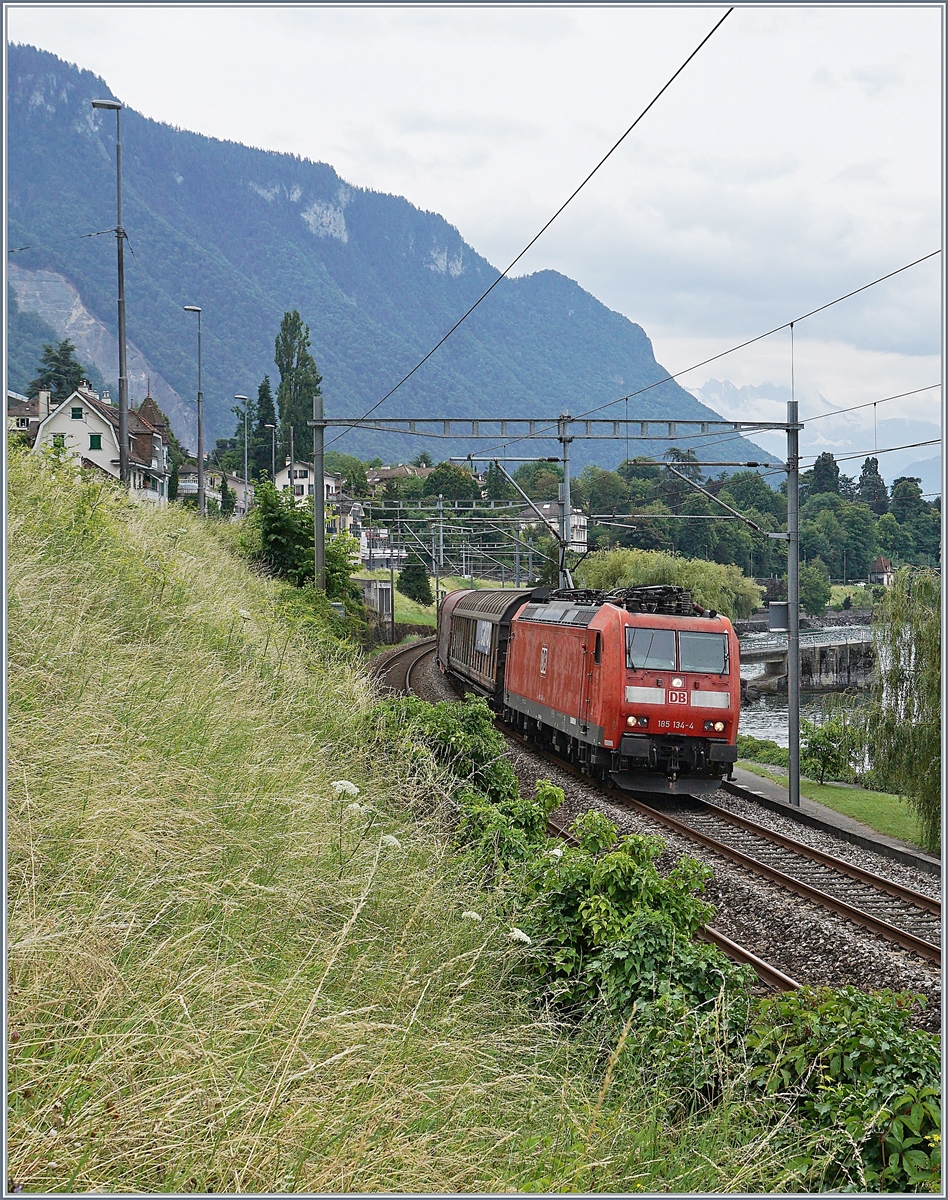 Neuerdings befördert eine DB 185 den Novelis-Güterzug, hier die DB 185 134-4 kurz nach Villenveuve auf der Fahrt nach Göttingen.

15. Juli 2020 