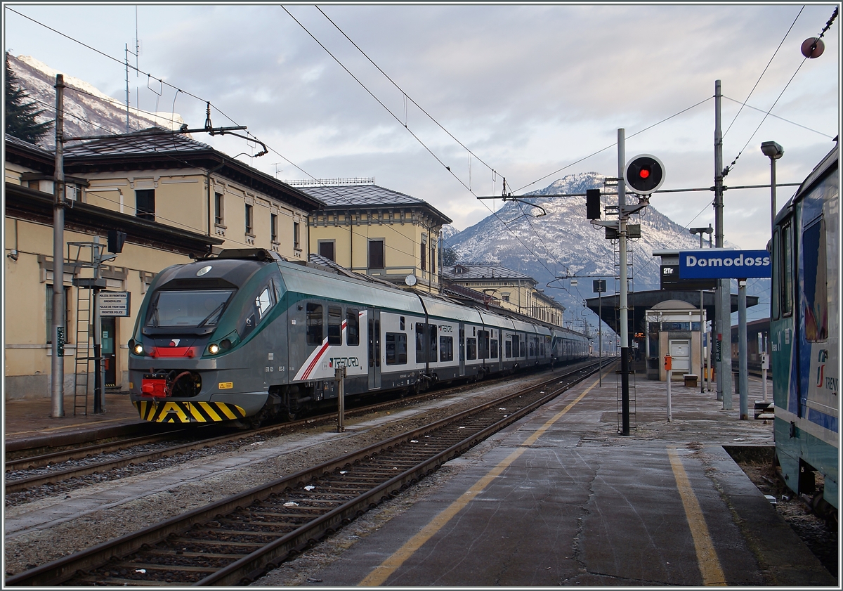 Neuerdings kommen in einigen Umlufen Trenord ETR 425 bis nach Domodossola. Hier warten zwei ETR 425 auf die Abfahrt als Regional-Express 2147 nach Milano.
8. Jan. 2016