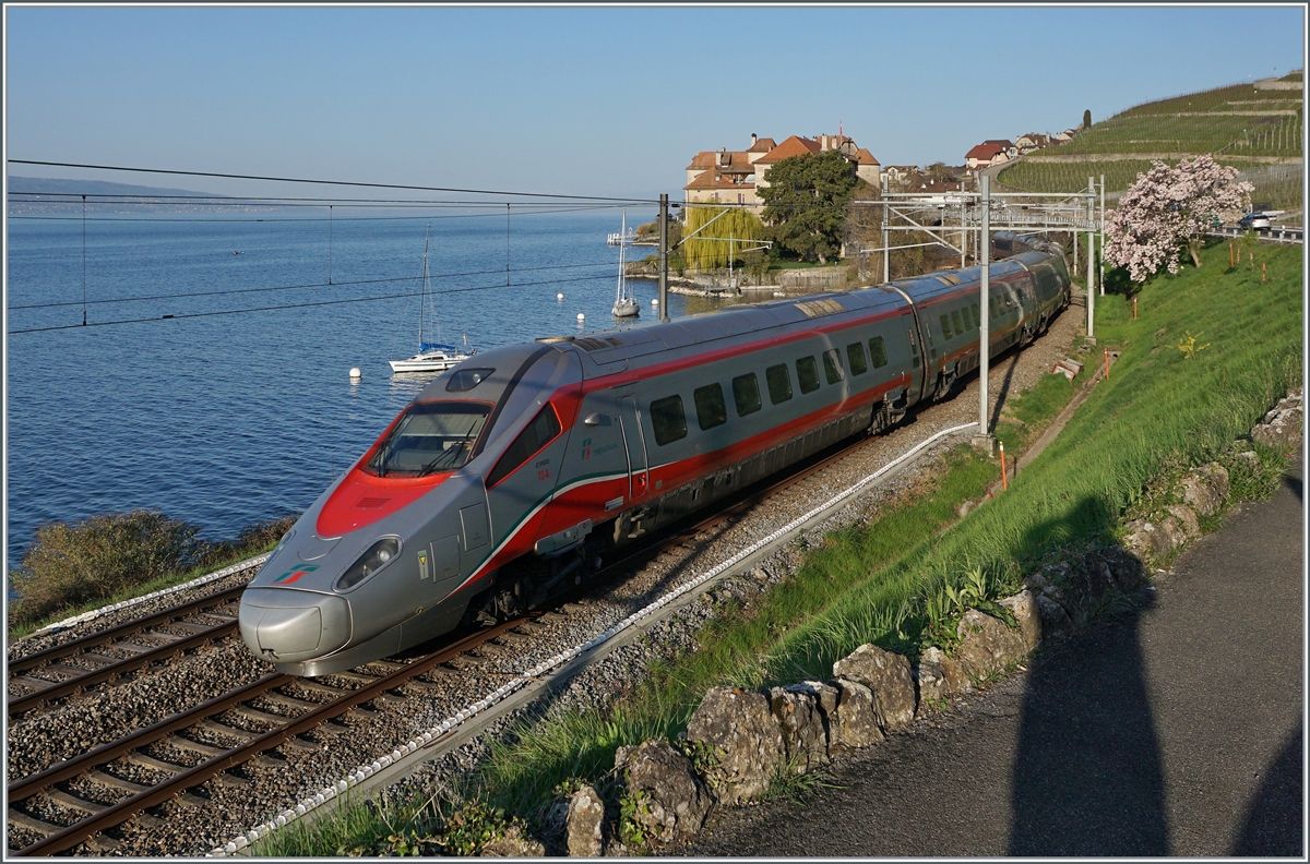 Neuerdings wird der EC 37 mit einem FS Trenitalia ETR 610 geführt, ein guter Grund sich früh aufzumachen, auch wenn dann der Sonnenstand nicht so ganz gepasst hat. Der FS Trenitalia ETER 610 012 ist als EC 37 von Genève nach Milano bei Rivaz unterwegs. 

1. April 2021