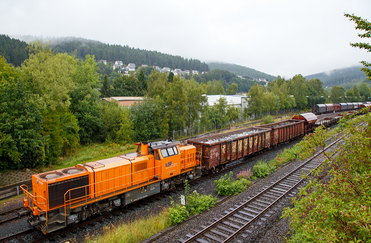 
Nicht bei bestem Wetter ist der Übergabezug fertig zusammen gestellt....
Die Lok 46 (277 807-4) der Kreisbahn Siegen-Wittgenstein (KSW) steht am 27.08.2015 mit einem Güterzug in Herdorf auf dem KSW-Rangierbahnhof zur Übergabefahrt nach Kreuztal via Betzdorf bereit. Die Lok ist Vossloh G 1700-2 BB (eingestellt als 92 80 1277 807-4 D-KSW), sie wurde 2008 unter der Fabrik-Nr. 5001680 gebaut.