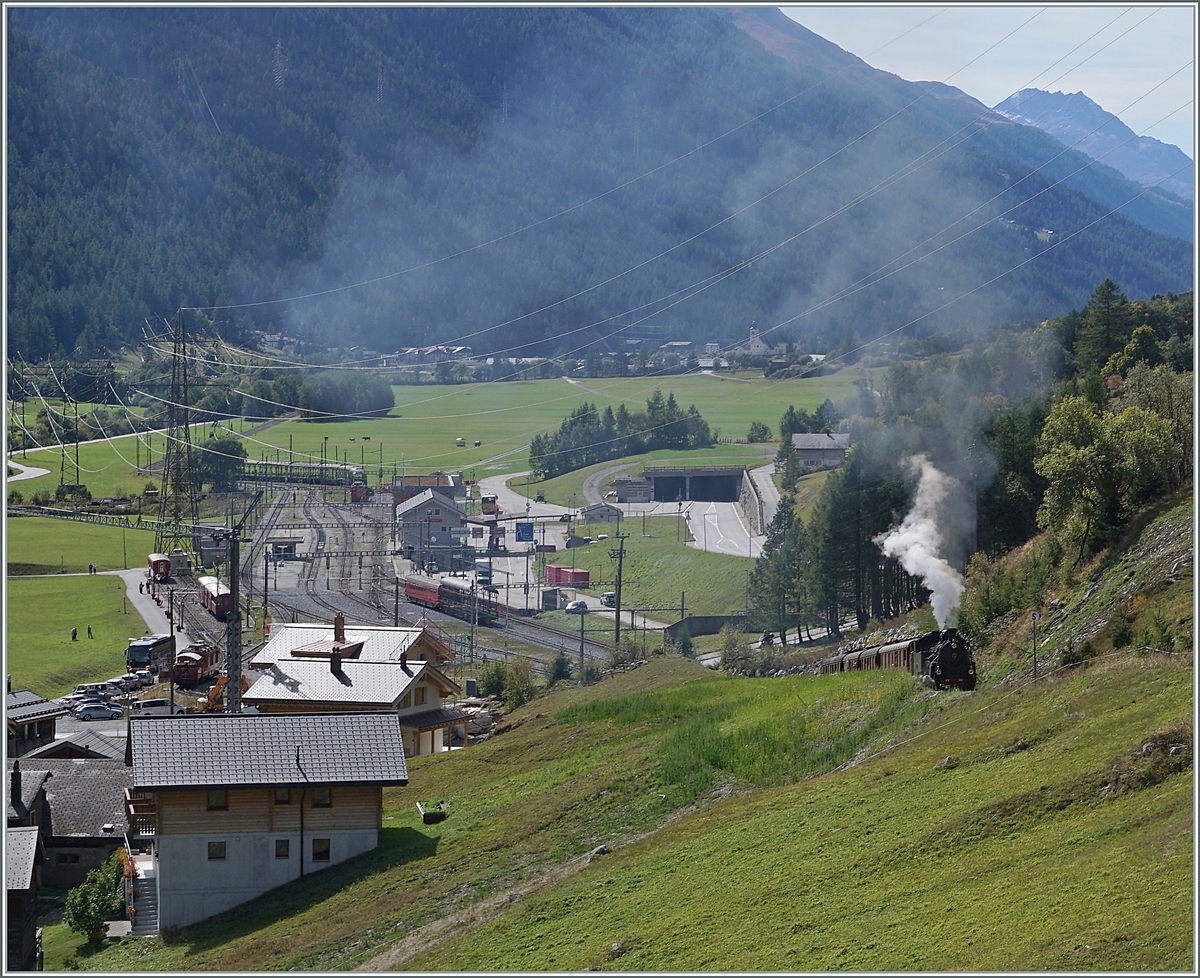 Nicht eine Burg, sondern einen Hügel bestieg ich, um diesen Blick über den Bahnhof von Oberwald zu bekommen und dazu die HG 4/4 704 mit ihrem Dampfzug auf der Fahrt nach Realp. 

30. September 2021