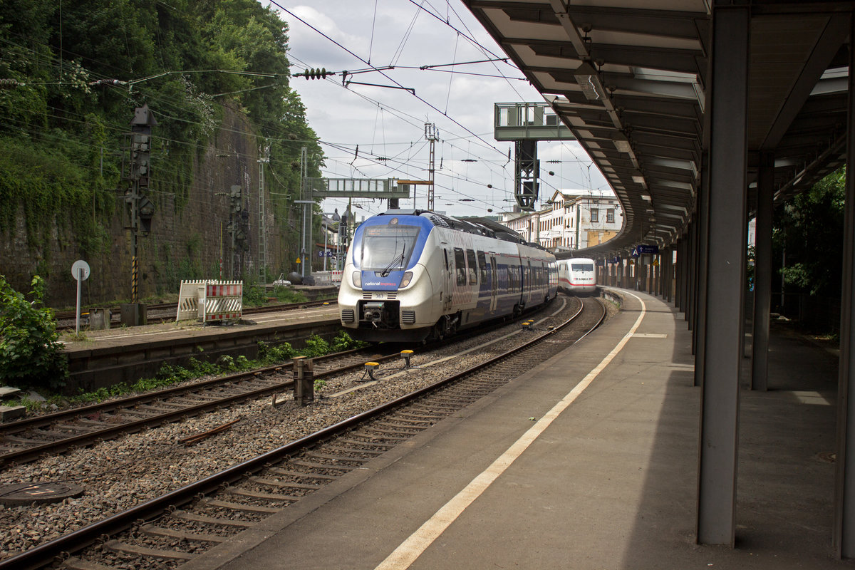 Nicht mehr weit hat es 9442 363 bis zu seinem Ziel Wuppertal-Oberbarmen, als der Triebzug am 08.06.17 den Hauptbahnhof Wuppertals verl�sst.