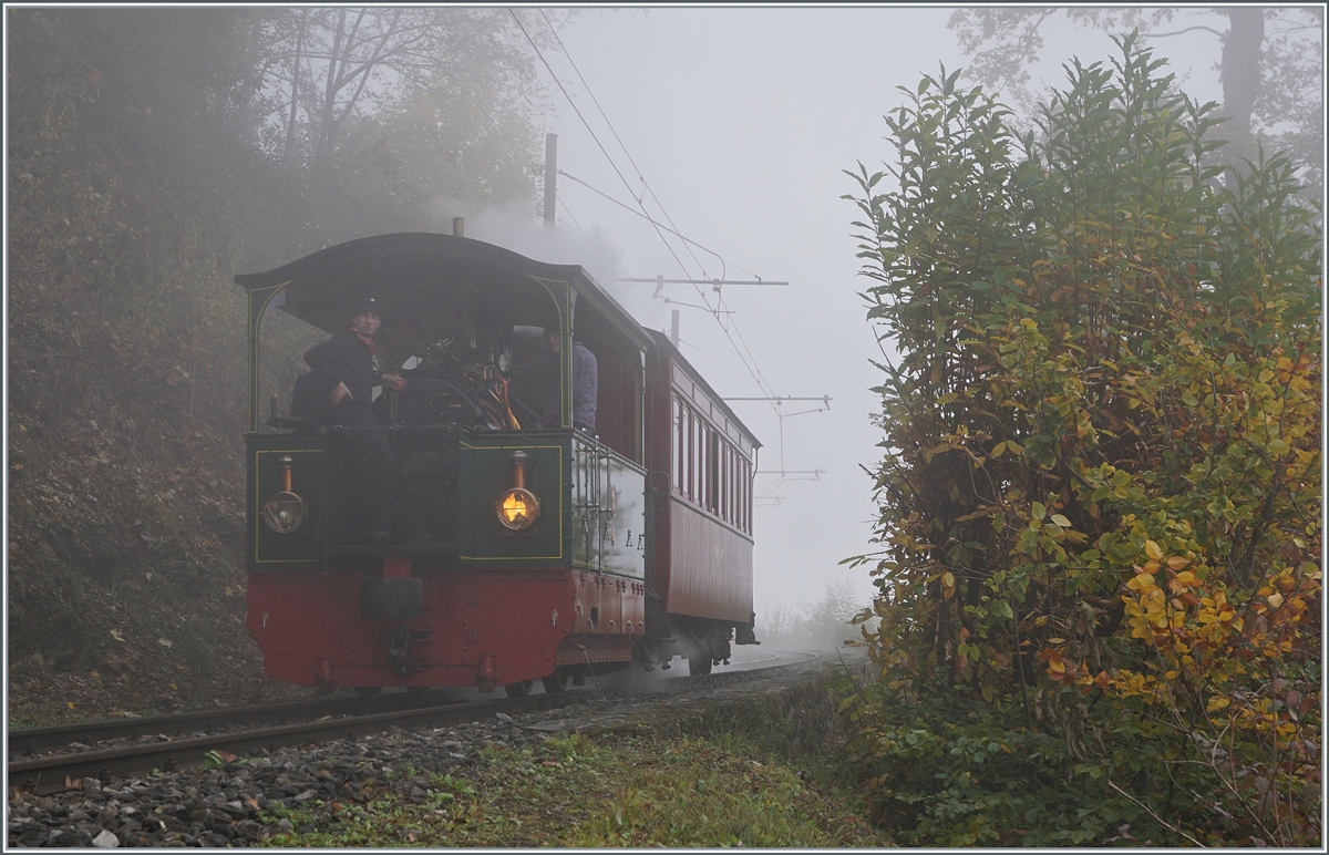 Nicht nur die Bahn, auch die Museumsbahn fährt bei jedem Wetter: die G 2/2 N° 4  Rimini  bei Chaulin. 

31. Okt. 2022   