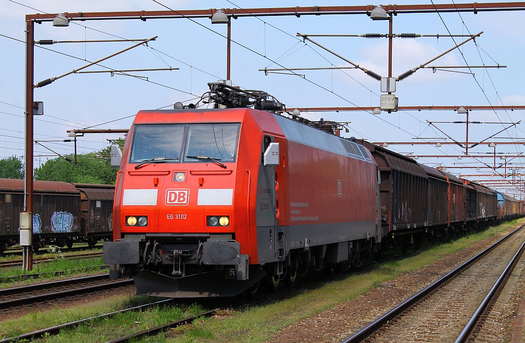 Nicht um Strom zu sparen rollt die EG 3102 durch den Gbf Padborg, der Systemwechsel steht an. 01.06.2013 