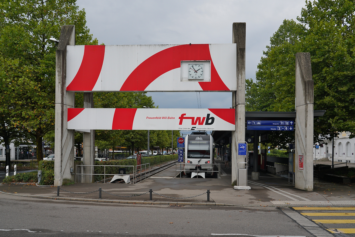Nicht zu �bersehen ist die Station der heute zu den Appenzeller Bahnen geh�renden Frauenfeld-Wil-Bahn auf dem Bahnhofsvorplatz in Wil. Am 17.08.2026 wartet der ABe 4/8 7004 dort auf Fahrg�ste in Richtung Frauenfeld