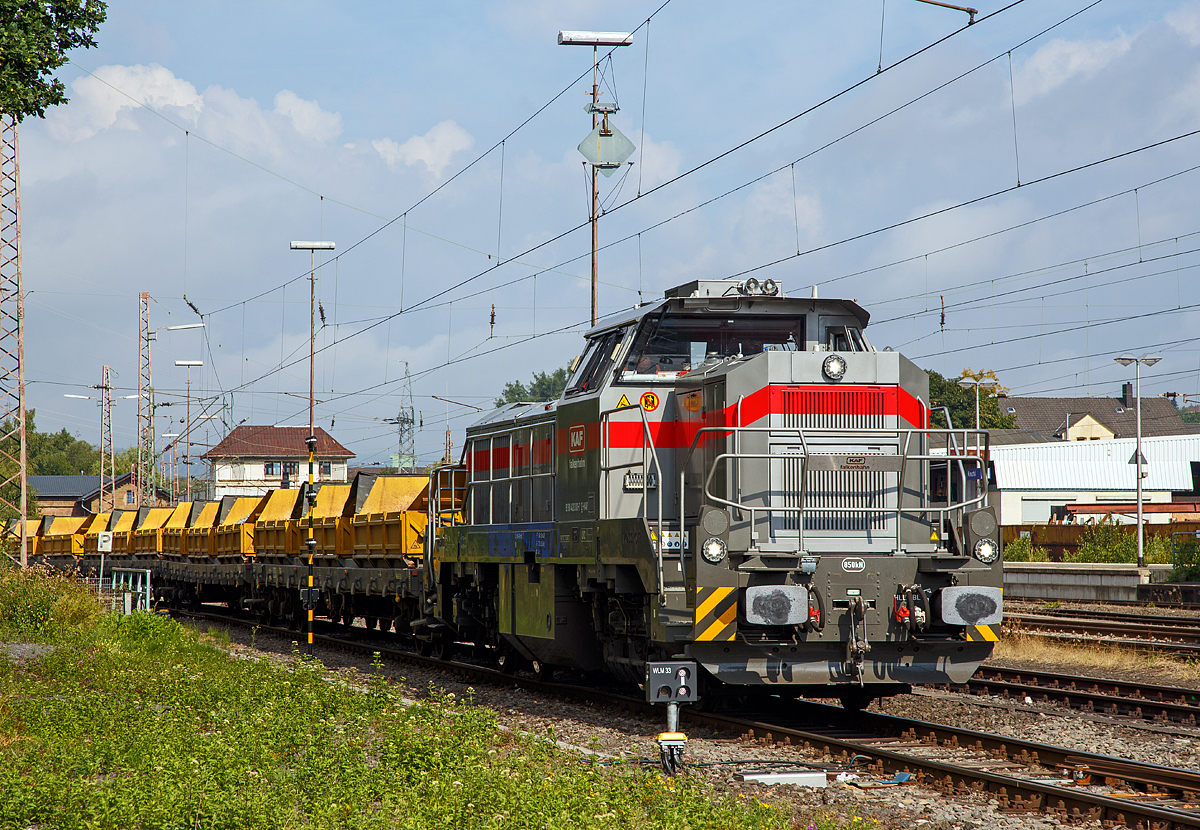 Nicht zum ersten Mal hatte ich das Einzelstck dieser Lokbaureihe vor der Linse, aber nun nach Eigentmerwechsel in einer anderen Farbgebung...
Die Vossloh G 12 „Karl August“  92 80 4120 001-7 D-KAF der KAF Falkenhahn Bau AG (Kreuztal) mit Kippwagen MK 45 DH „LW-Kipper“ der Gattung Rlps am Haken, die hier am 26.08.2018 in Kreuztal mit Schotter beladen werden. Mit dem Schotter geht es spter zur Baustelle in Richtung Bad Berleburg.

Die G12 wurde 2010 von Vossloh in Kiel unter der Fabriknummer 5001919, als Prototyp, gebaut und bereits auf der InnoTrans 2010 prsentiert, 2014 konnte ich sie selbst auf der InnoTrans 2014 als SLG Spitzke G 12 - SP - 012 (92 80 4120 001-7 D-VL) sehen und ablichten. Aus Fachkreisen kann man hren dass es wohl nicht so ein guter Wurf war und so bleibt diese G 12 wohl ein Einzelstck. Lediglich von der diesel-elektrischen Variante (DE 12) wurden bisher 5 Stck gebaut. Die leistungsstrkere Serie G18 / DE 18 ist erheblich erfolgreicher.

Die G 12 wie auch die G 18 sind neue dieselhydraulische Lokomotiven der fnften Generation fr den schweren Rangier- und Streckendienst von Vossloh Locomotives.  Die G 12 mit 1.200 kW sowie die G 18 mit 1.800 kW. Angetrieben werden die Vierachser von den optimierten Turbo-Flex-Getrieben von Voith. Ein neues Drei-Wandler-Getriebe verbessert den Wirkungsgrad und ist mit einem leistungsfhigen Retarder zum verschleifreien Bremsen ausgerstet. Das Gesamtgewicht der Loks kann flexibel zwischen 80 und 90 t ausgelegt werden.

Technische Daten:
Spurweite:  1.435 mm  
Achsanordung:  B‘B‘
Hchstgeschwindigkeit: 100 km/h 
Dieselmotorleistung:  max. 1.200 kW
Dieselmotor:  MTU 8V 4000 R43 (L)
Dieselmotordrehzahl  1.800 min-1
Abgasvorschriften:  EU/2004/26 Stufe IIIA/prepared for stage IIIB  
Anfahrzugkraft:  259 kN
Dienstgewicht:  80 t
Raddurchmesser:  1.000 mm (neu) / 920 mm (abgenutzt)
Lnge ber Puffer : 17.000 mm  
Grte Hhe:  4.310 mm  
Grte Breite:  3.080 mm
Drehzapfenabstand: 8.100 mm
Achsabstand im Drehgestell: 2.400 mm
Strmungsgetriebe:  Voith L 4r4 zseU2
Hydrodynamische Bremsleistung:  max. 1.000 kW
Kleinster befahrbarer Bogenradius:  55 m
