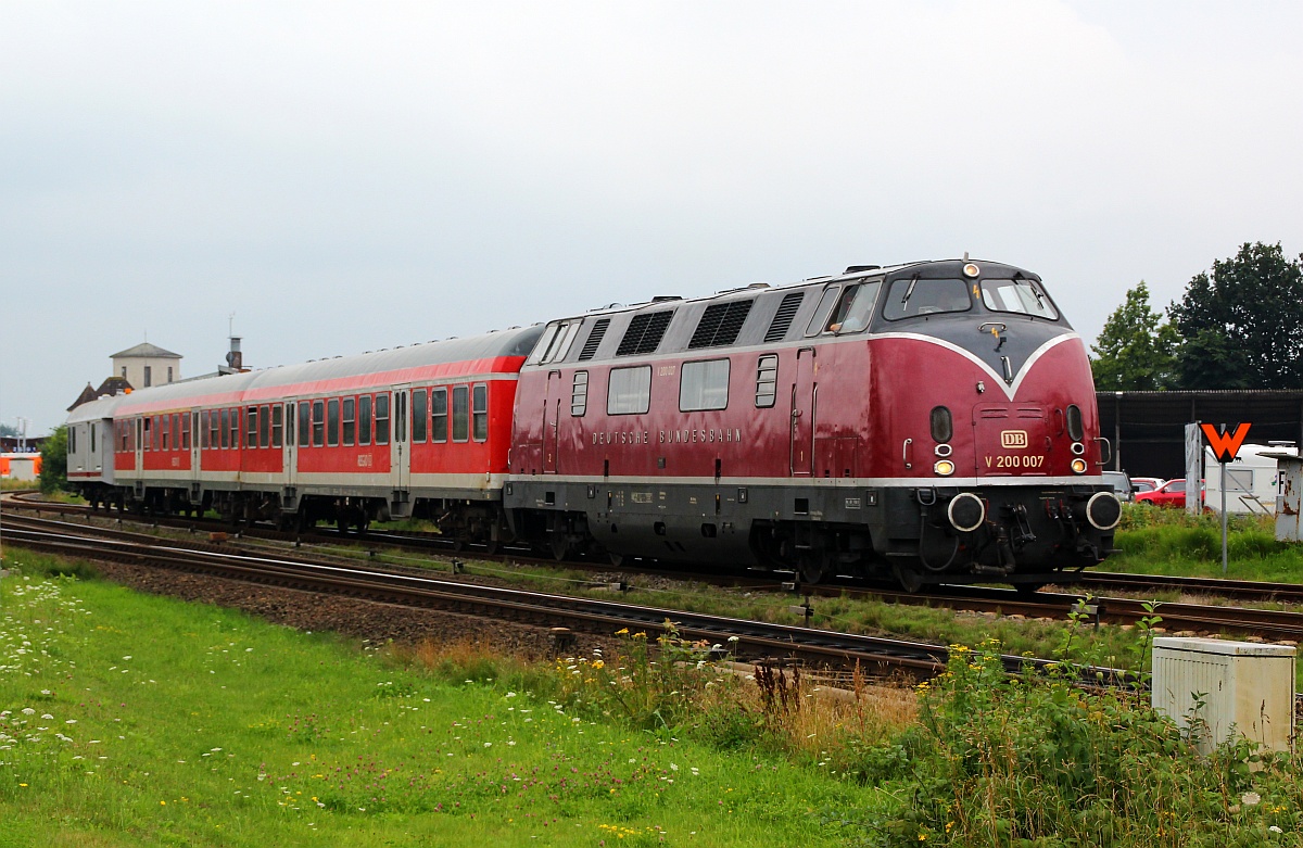 Niebüller Dampf...Diesel-Tage 2012: Nach der Ankunft in Niebüll und der Zustellung der IC Kurswagen rangiert die V 200 007 ihren Zug zurück in den neg Teil des Bahnhofes Niebüll. Die Aufnahme entstand am Gelände der DB Auto Zug in Niebüll welches über eine öffentliche Strasse direkt zu erreichen ist(Uhlebüller Strasse 54.794366, 8.834252). Das Bild wurde neu bearbeitet und in der größe angepasst. Niebüll 04.08.2012