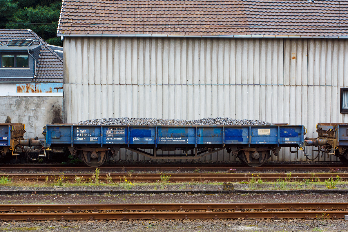 
Niederbordwagen fr Schotter, 43 84 NL-RP 342 8 441-2, der Gattung Klmos 702, der Vermietungsfirma Railpro, abgestellt am 29.08.2014 beim Bahnhof Au (Sieg). 

Technische Daten des Wagens: 
Spurweite: 1.435 mm 
Achsanzahl: 2 
Achsabstand: 6.600 mm 
Lnge ber Puffer: 11.740 mm 
Lnge der Ladeflchen: 10.300 mm 
Breite der Ladeflche: 2.830 mm
Eigengewicht: 11.450 kg 
max. Zuladung: 24.000 kg