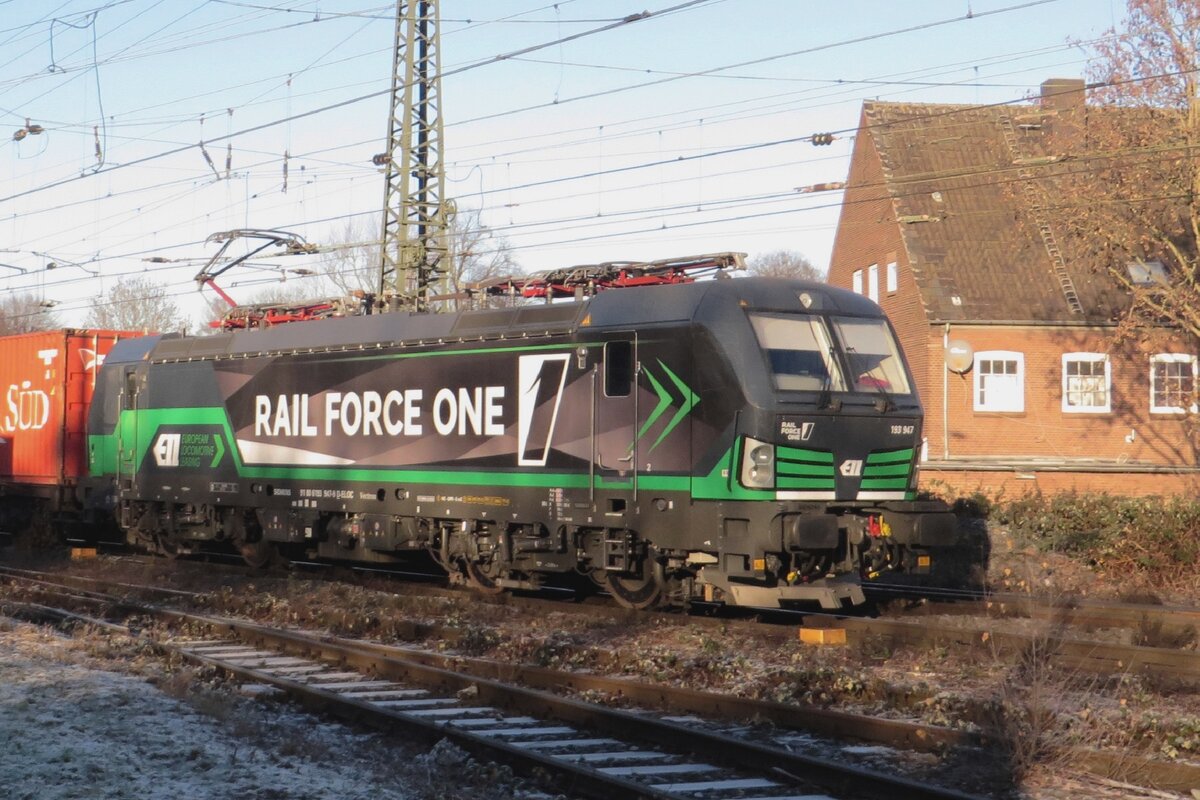 Niedrige Sonnenstand, deswegen lange Schatten mit viele Baume: die Bahnübergang in Emmerich wurde zum Herausforderung für den Fotografen -auch weil der Bahnhof von Guterzüge völlig zu war. Am 14 Dezember 2022 könntte deswegen nür der Lok 193 947 von RFO selbst einigermásse auf den Chip gebrannt werden...