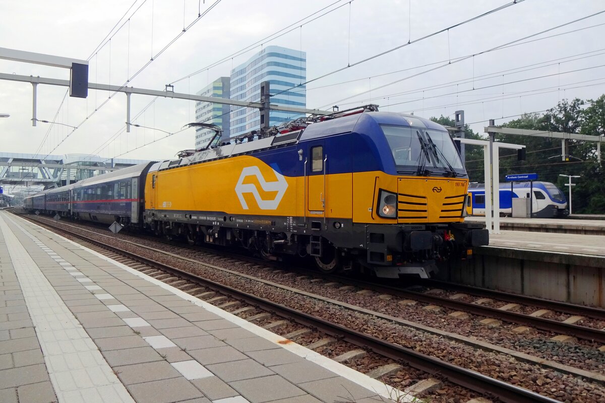 NightJet mit 193 766 treft am 21 Augustus 2021 in Arnhem Centraal ein.