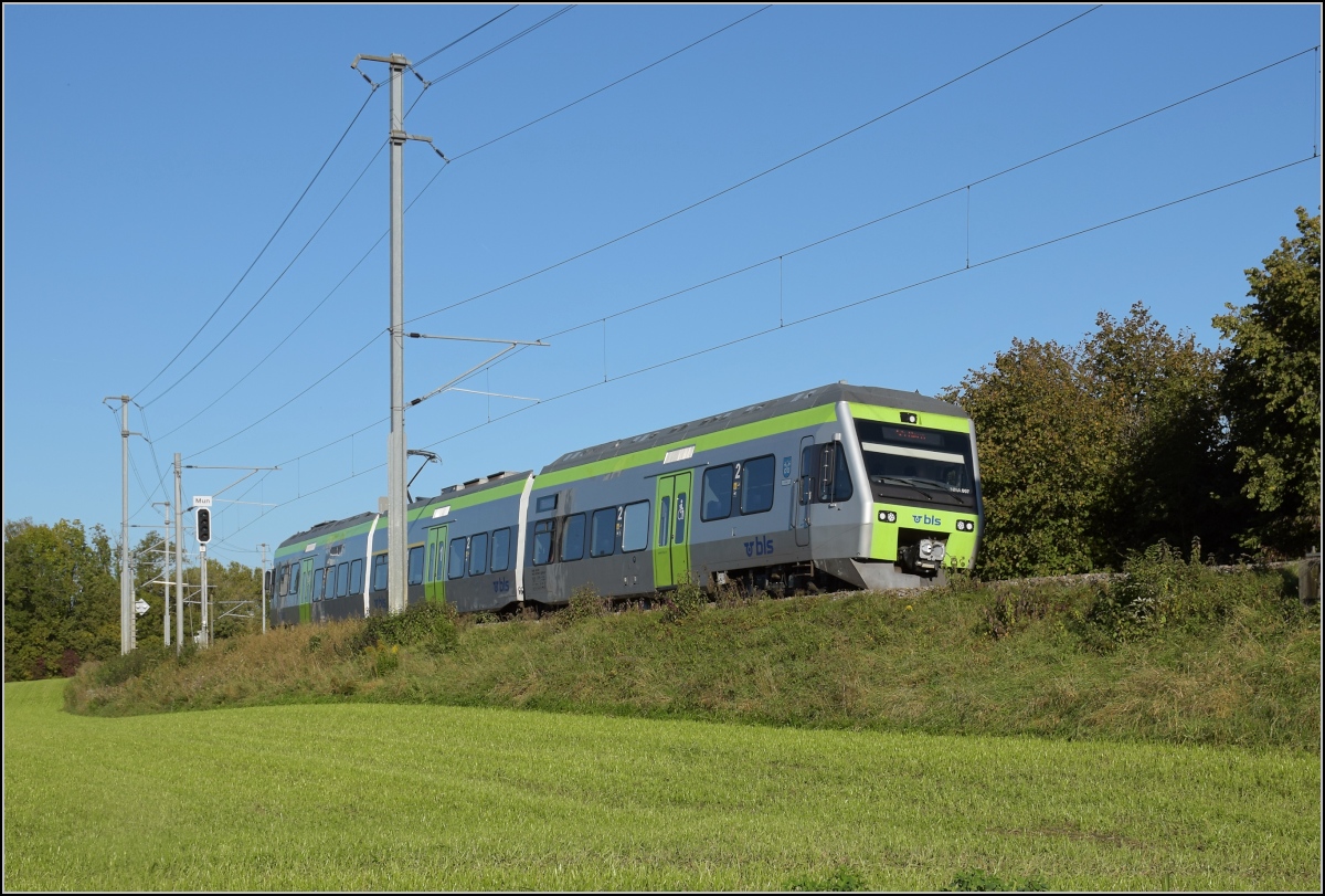 Nina RABe 525 007 auf der Broye longitudinale kurz nach der Abzweigstelle der FMA nach Ins, dieser Teil gehört betrieblich bereits zur S-Bahn Bern. Muntelier, Oktober 2019.