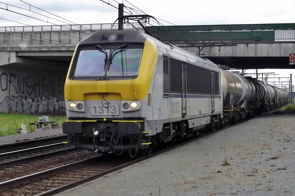 NMBS 1313 durchfahrt Antwerpen-Noorderdokken am 18 Juni 2014.