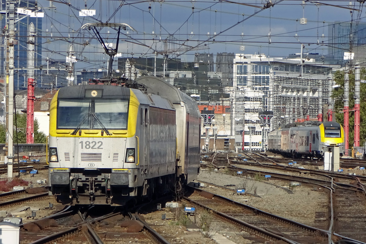 NMBS 1822 fahrt am Kopf beim Eintritt in Bruxelles-Midi am 20 September 2019. 