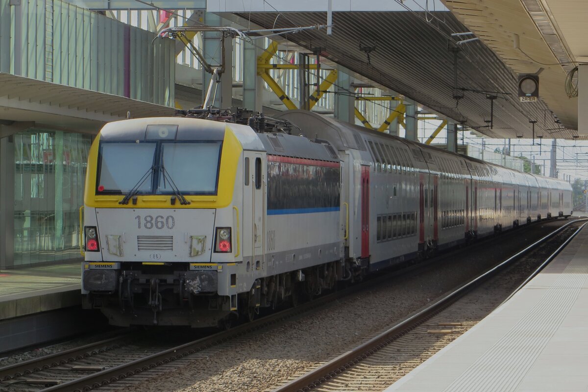 NMBS 1860 schiebt ein IC nach Oostende aus Gent Sint-Pieters am 5 Mai 2023.