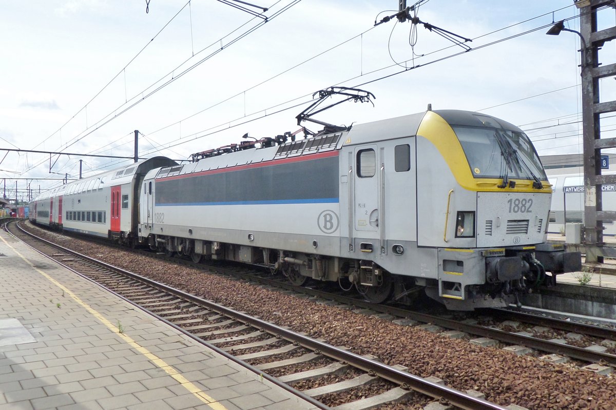 NMBS 1882 steht am 22 Mai 2014 in Antwerpen Berchem.