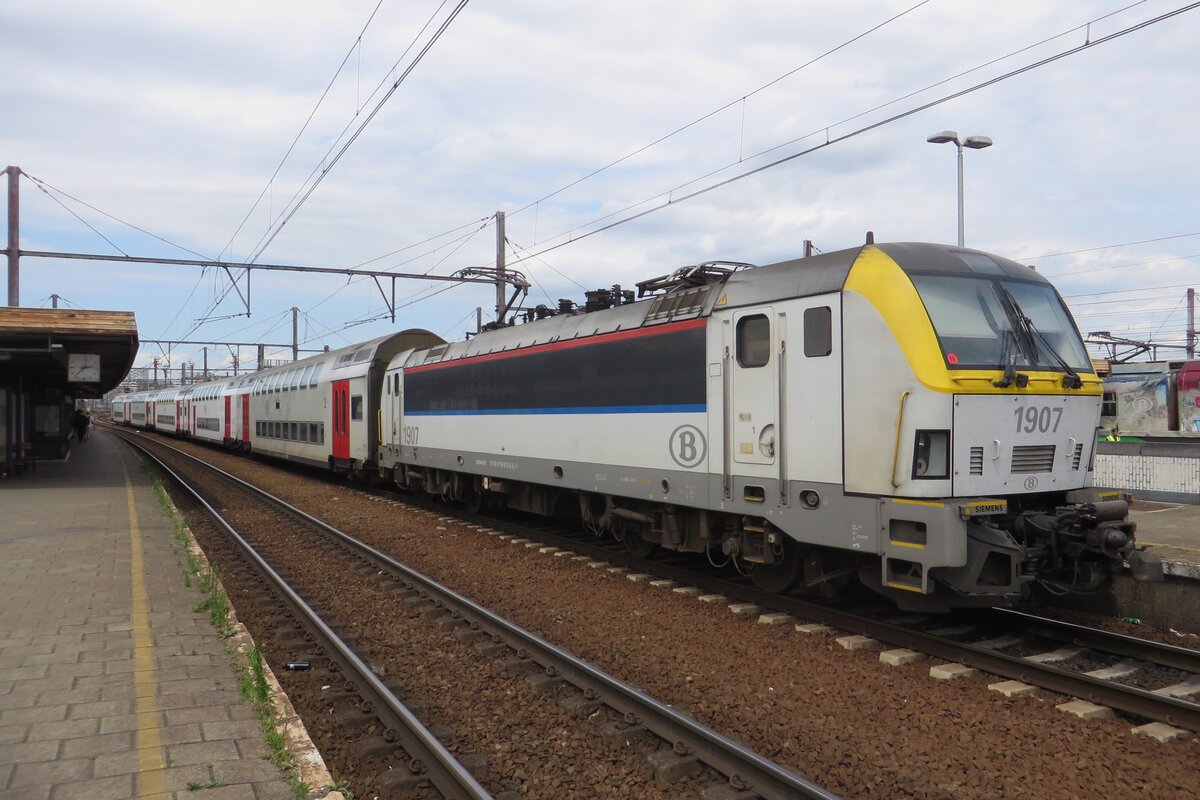 NMBS 1907 steht am 14 Juli 2022 mit ein IC nach Essen (belgien) abfahrtbereit in Antwerpen-Berchem.