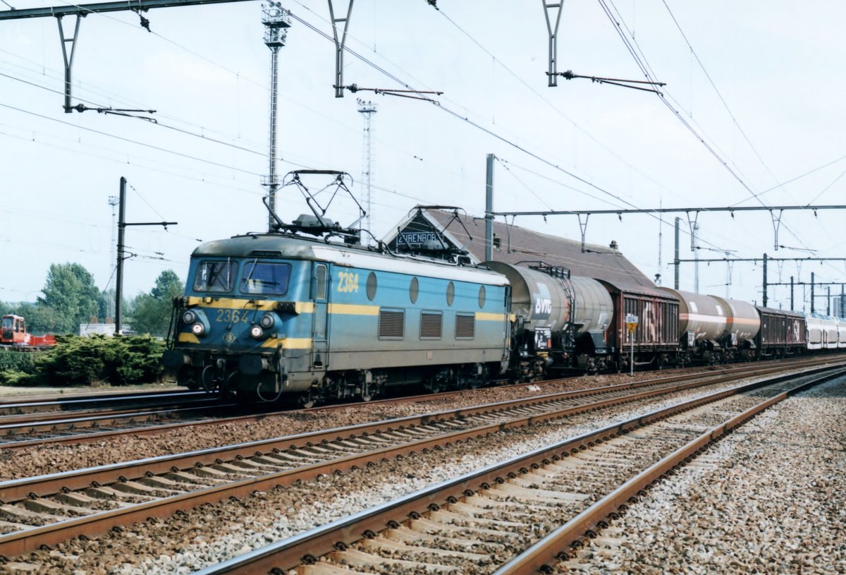 NMBS 2364 durchfahrt am 23 April 1996 Antwerpen-Schijnpoort. 