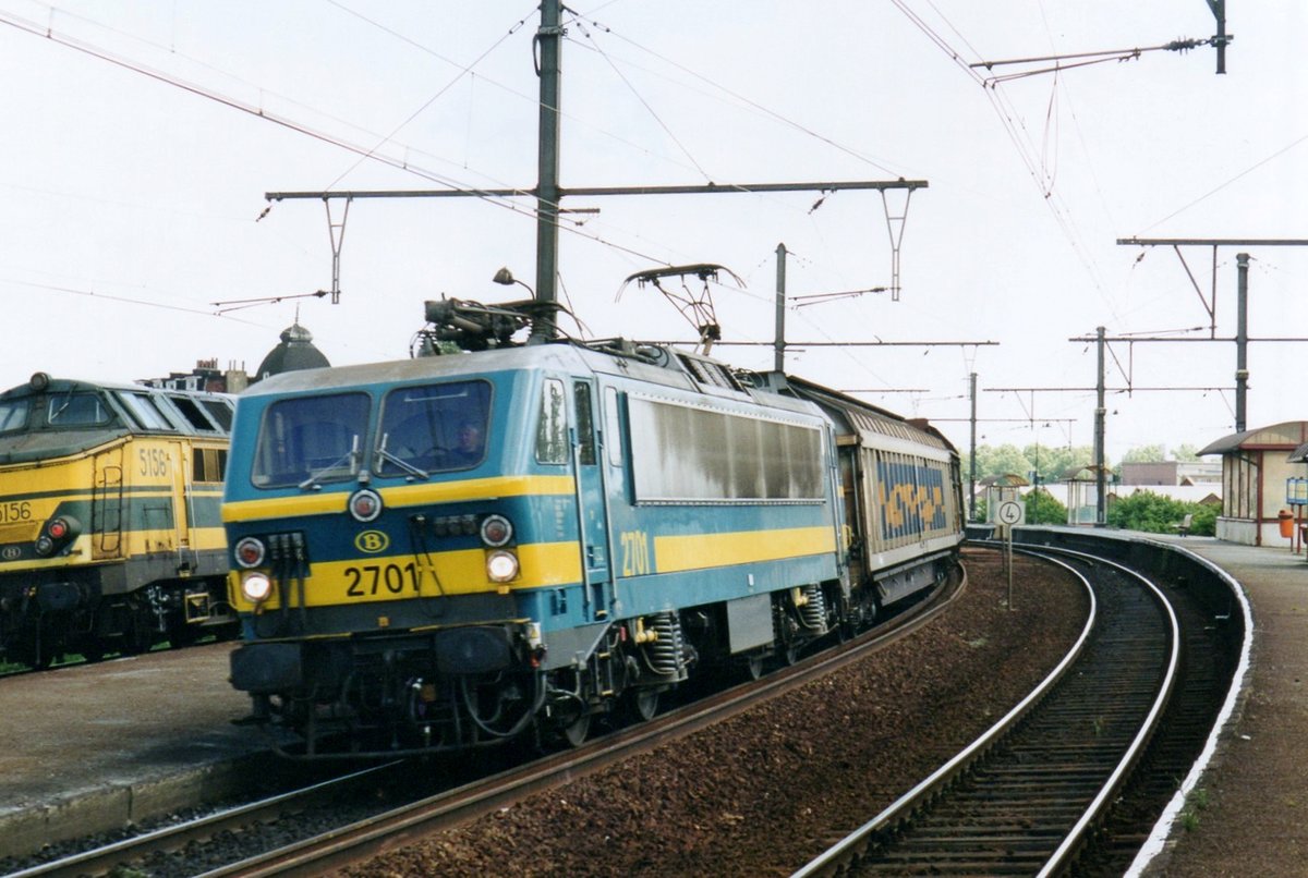 NMBS 2701 zieht der CargoWaggon ganzzug durch Antwerpen-Dam am 15 Mai 2002.