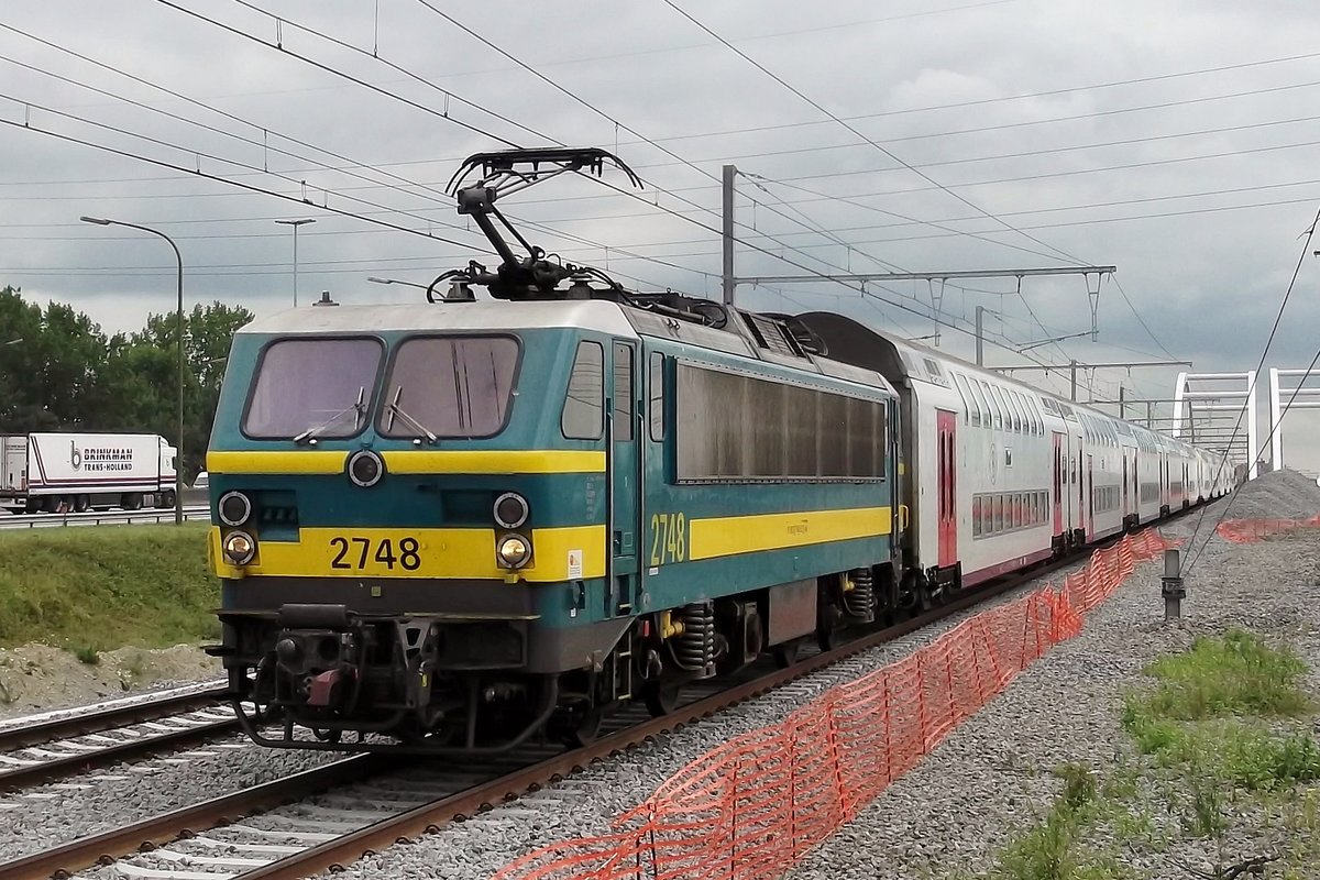 NMBS 2748 durchfahrt Antwerpen-Luchtbal am 30 Mai 2013.