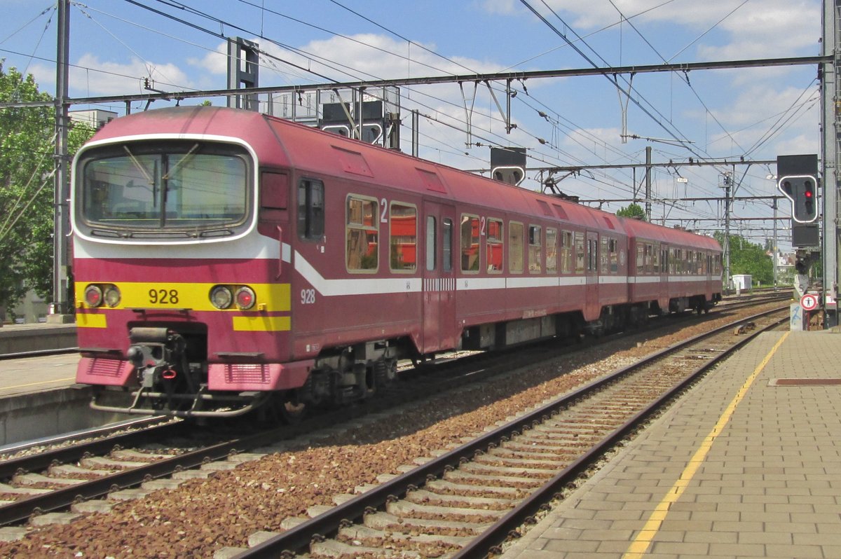 NMBS 928 verlässt am 10 Juni 2015 Antwerpen-Berchem.