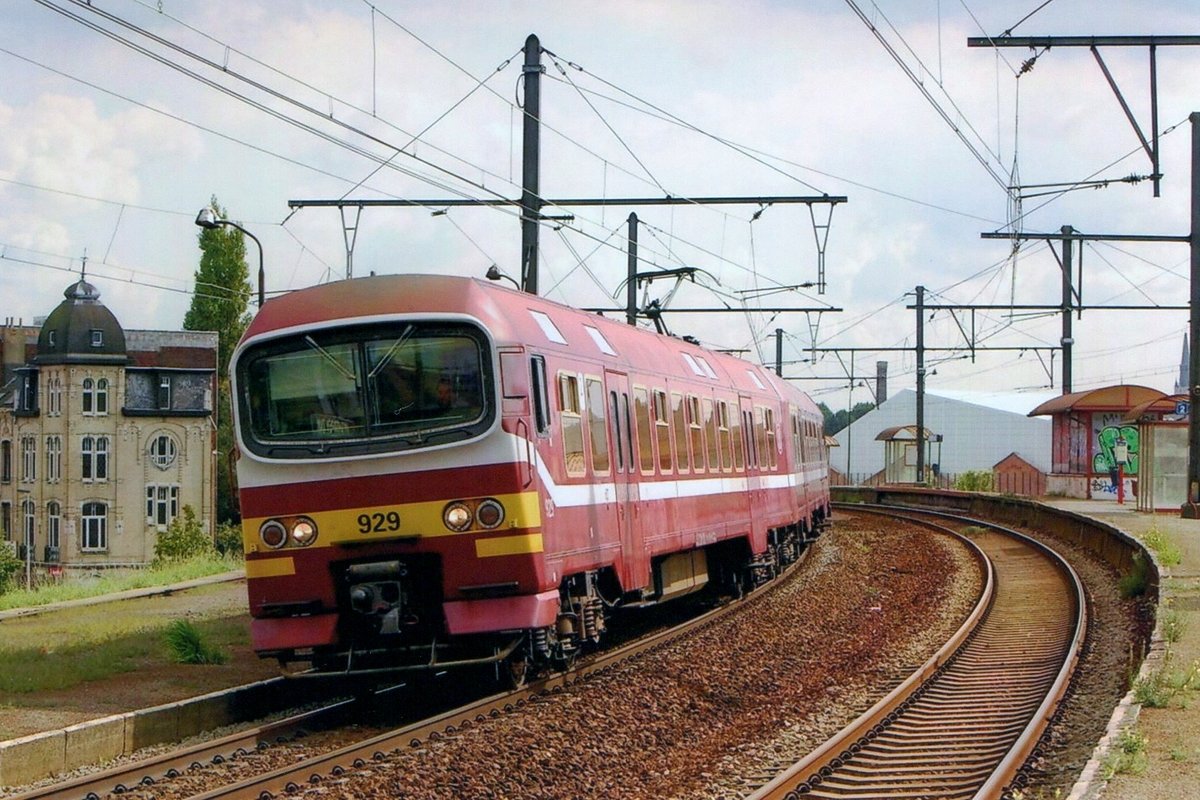 NMBS 929 hält am 23 März 2011 in Antwerpen/Dam.