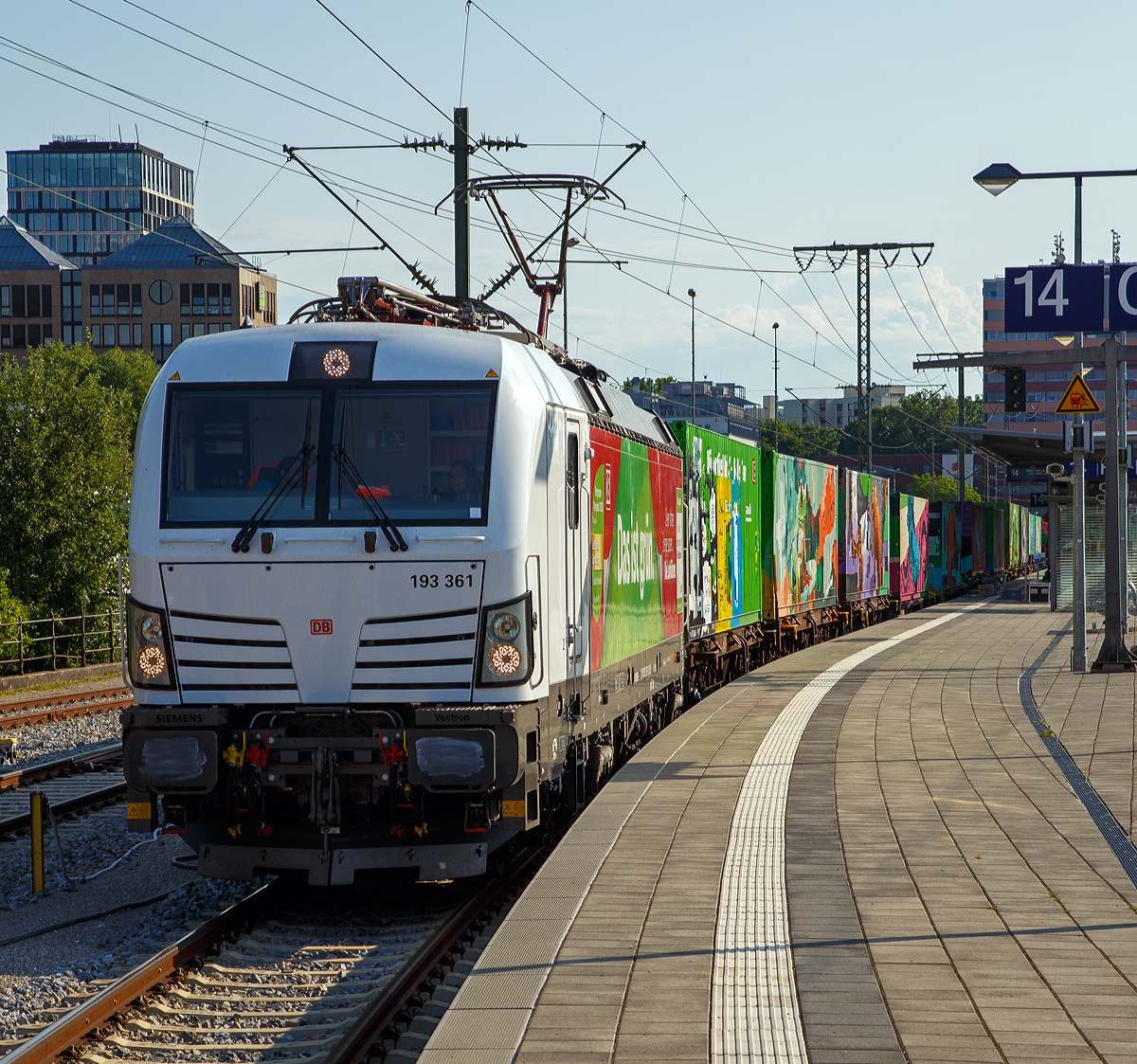 
Noah’s Train - Klimazug mit Streetart machte Halt am Münchner Ostbahnhof....
Die DB Cargo Vectron 193 361 (91 80 6193 361-3 D-DB) „Das ist grün“ mit Noah’s Train, dem längsten mobile Kunstwerk der Welt, am 04.06.2019 beim Halt in München Ostbahnhof.

Szenekünstler aus ganz Europa haben die Container auf dem Güterzug mit Tiermotiven bemalt. Der Zug ging bei der Weltklimakonferenz im Dezember auf seine Reise durch Europa. Hierbei handelt es sich um einen mit Graffiti besprühten Güterzug der für die vermehrte Nutzung von Schienenverkehrsmitteln zur Verringerung der CO2 Emissionen wirbt. Unter dem Motto:  Kinder für's Klima  durften Schülerinnen und Schüler eine Botschaft zum Klimaschutz auf dem Zug in München hinterlassen.

Zeitgleich zum Zwischenstopp des Zuges ist die Deutsche Bahn offiziell der bayerischen Klima-Allianz beitreten. Dies ist ein Bündnis großer bayerischer Konzerne und Verbände. Gemeinsam wollen sie den jährlichen Pro-Kopf-Verbrauch an CO2-Emissionen auf zwei Tonnen zu reduzieren und den Anteil des Schienengüterverkehrs von 18 auf 30 Prozent zu erhöhen.

Mit der Aktion „Noah’s Train“ will die Initiative „Rail Freight Forward“ der europäischen Güterbahnen ihr Engagement für mehr Klimaschutz unterstreichen. „Noah’s Train“, das längste mobile Kunstwerk der Welt, machte am 04.06.2019 auf seiner Reise durch Europa Zwischenstopp in München. Mit diesem besonderen Zug, benannt nach der biblischen Arche Noah, werben die europäischen Güterbahnen für die Verlagerung von mehr Verkehr auf die umweltfreundliche Schiene. Gestartet war der Zug zum Ende der Weltklimakonferenz Mitte Dezember 2018 im polnischen Katowice und über Wien nach Berlin gefahren. Bei jedem Halt besprühen namhafte Street-Art-Künstler zwei Container mit Tiermotiven.

Rail Freight Forward ist ein breit angelegter und stetig wachsender Zusammenschluss von Schienengüterverkehrsunternehmen Europa und wird von den Verbänden CER, UIC, ERFA und VDV unterstützt. Aktuell beteiligen sich BLS Cargo, CD Cargo, CFL Cargo, DB Cargo, Green Cargo, Lineas, LTE Group, Mercitalia, Ost-West Logistik, PKP Cargo, Rail Cargo Group, SBB Cargo, SNCF Logistics, ZSSK Cargo
