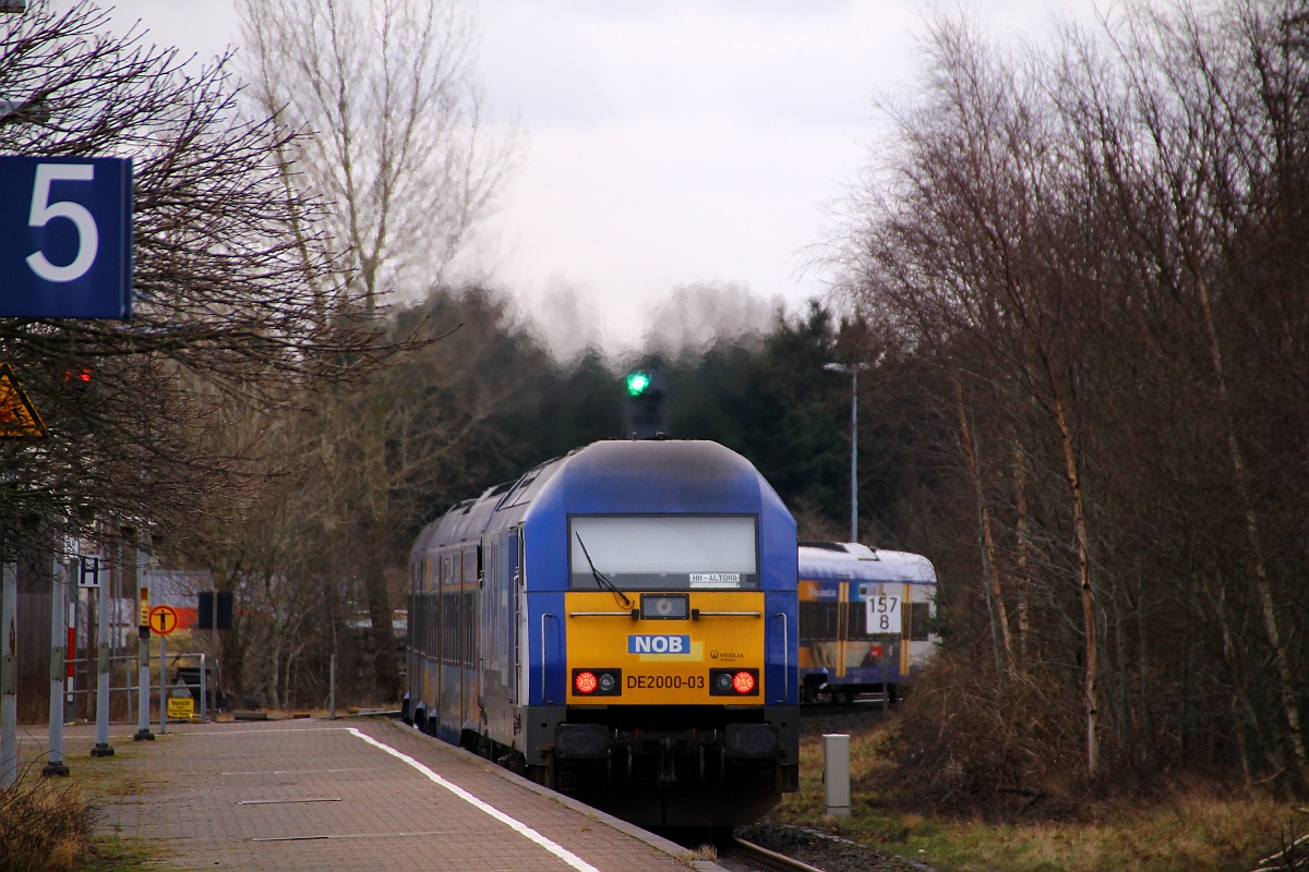 NOB 223 055-5/DE 2000-03  RSH  verlässt hier Husum mit einer NOB nach Hamburg-Altona. 08.02.2014